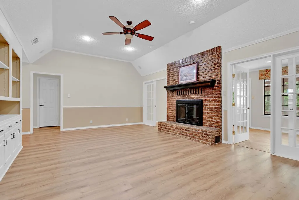 Single Family Residence For Sale in Smith County , 1208 Hilltop Run, Hideaway, Texas 75771, 3 Bedroom, 3 Bathroom, 2 Garage spaces, 2,338 Sqft, built in 1982, Preowned, Price $340,000, mls#21235425, Real Estate Agent in Hideaway, Homes For Sale in Smith county, Homes For Sale in Hideaway, Realtor in Hideaway Texas, Real Estate Brokerage Independent Realty Texas, Luminita Cordes Realtor