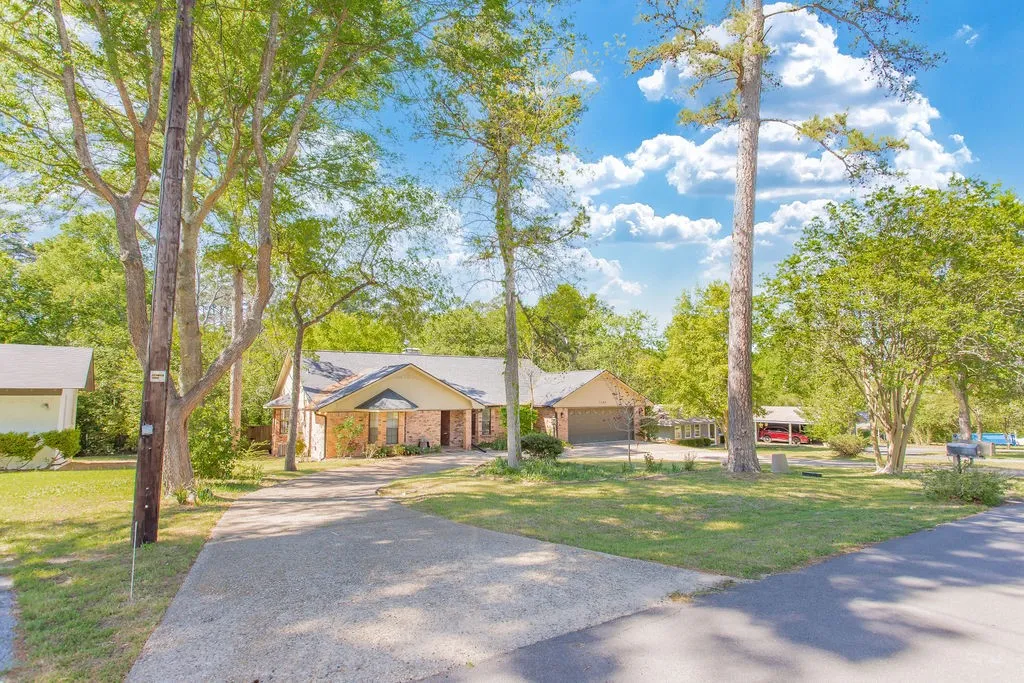 Single Family Residence For Sale in Smith County , 1208 Hilltop Run, Hideaway, Texas 75771, 3 Bedroom, 3 Bathroom, 2 Garage spaces, 2,338 Sqft, built in 1982, Preowned, Price $340,000, mls#21235425, Real Estate Agent in Hideaway, Homes For Sale in Smith county, Homes For Sale in Hideaway, Realtor in Hideaway Texas, Real Estate Brokerage Independent Realty Texas, Luminita Cordes Realtor