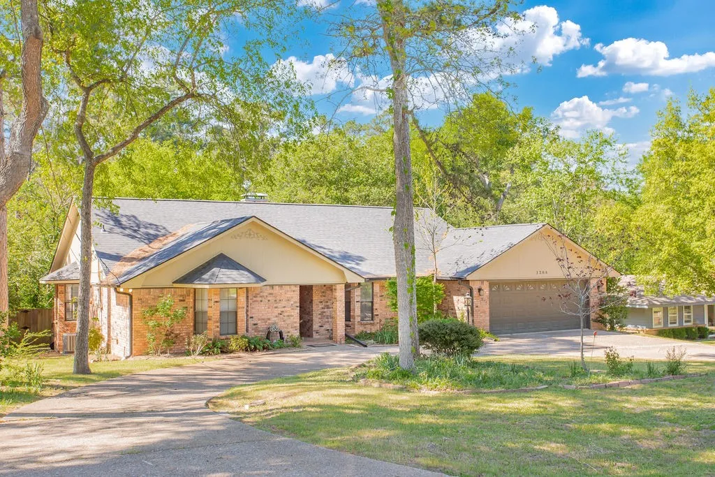 Single Family Residence For Sale in Smith County , 1208 Hilltop Run, Hideaway, Texas 75771, 3 Bedroom, 3 Bathroom, 2 Garage spaces, 2,338 Sqft, built in 1982, Preowned, Price $340,000, mls#21235425, Real Estate Agent in Hideaway, Homes For Sale in Smith county, Homes For Sale in Hideaway, Realtor in Hideaway Texas, Real Estate Brokerage Independent Realty Texas, Luminita Cordes Realtor