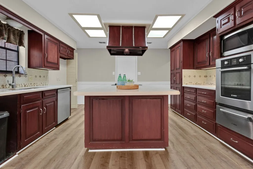 Single Family Residence For Sale in Smith County , 1208 Hilltop Run, Hideaway, Texas 75771, 3 Bedroom, 3 Bathroom, 2 Garage spaces, 2,338 Sqft, built in 1982, Preowned, Price $340,000, mls#21235425, Real Estate Agent in Hideaway, Homes For Sale in Smith county, Homes For Sale in Hideaway, Realtor in Hideaway Texas, Real Estate Brokerage Independent Realty Texas, Luminita Cordes Realtor