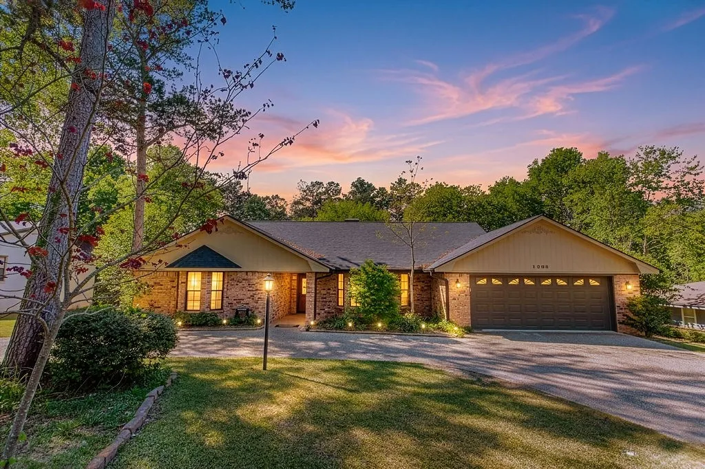 Single Family Residence For Sale in Smith County , 1208 Hilltop Run, Hideaway, Texas 75771, 3 Bedroom, 3 Bathroom, 2 Garage spaces, 2,338 Sqft, built in 1982, Preowned, Price $340,000, mls#21235425, Real Estate Agent in Hideaway, Homes For Sale in Smith county, Homes For Sale in Hideaway, Realtor in Hideaway Texas, Real Estate Brokerage Independent Realty Texas, Luminita Cordes Realtor