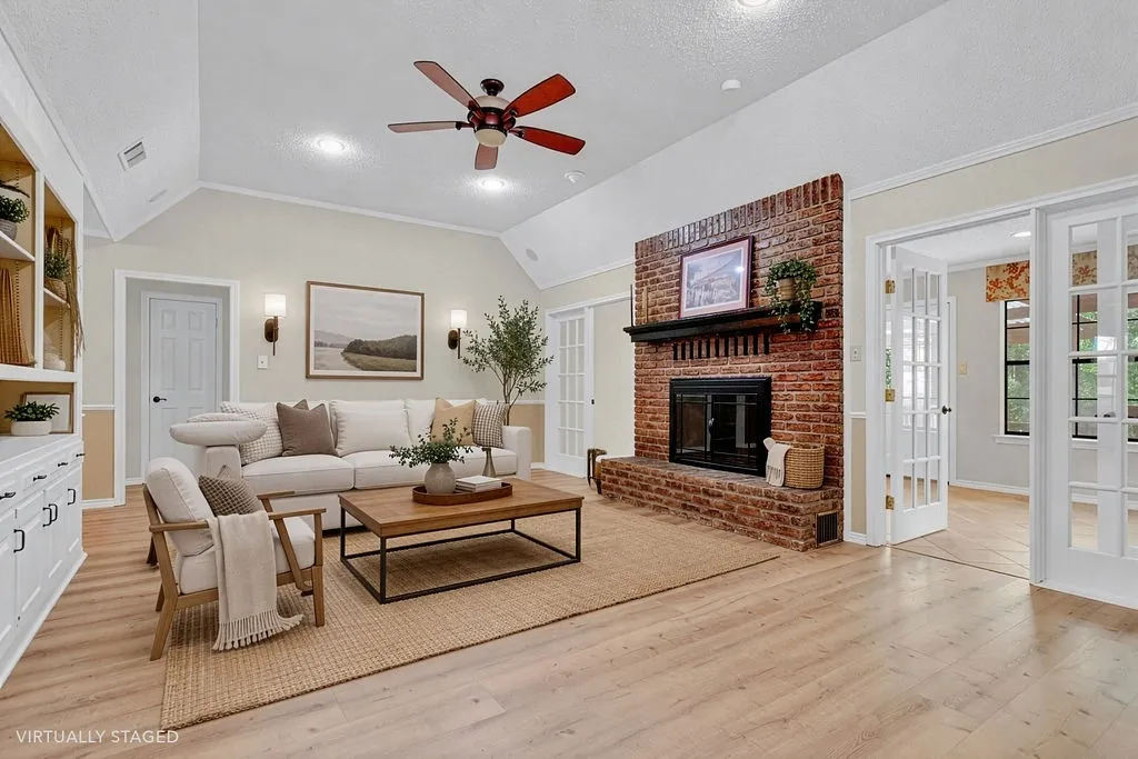 Single Family Residence For Sale in Smith County , 1208 Hilltop Run, Hideaway, Texas 75771, 3 Bedroom, 3 Bathroom, 2 Garage spaces, 2,338 Sqft, built in 1982, Preowned, Price $340,000, mls#21235425, Real Estate Agent in Hideaway, Homes For Sale in Smith county, Homes For Sale in Hideaway, Realtor in Hideaway Texas, Real Estate Brokerage Independent Realty Texas, Luminita Cordes Realtor