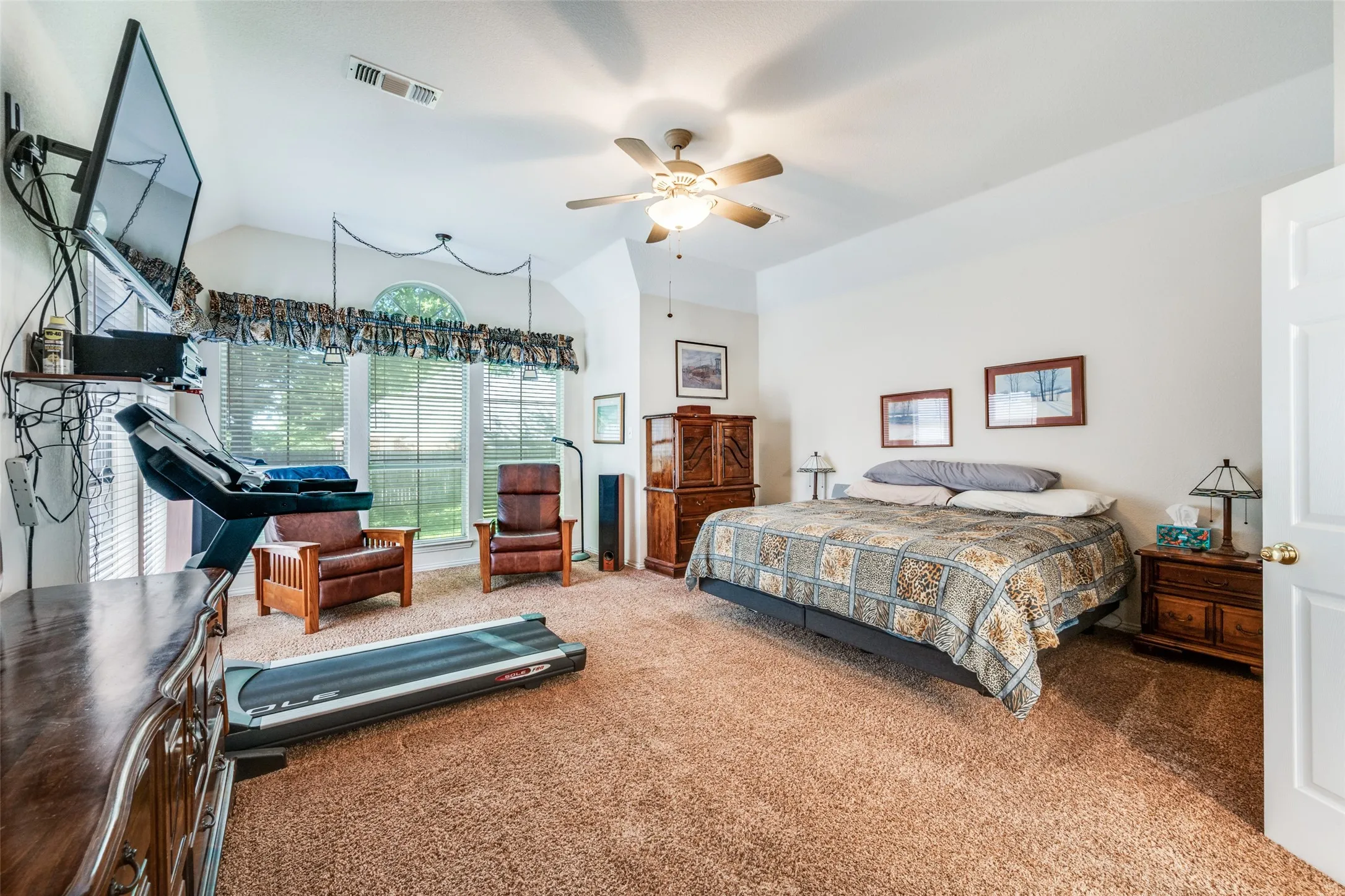 Roomy primary suite with back garden views, blinds, fan, plenty of space for large furniture!