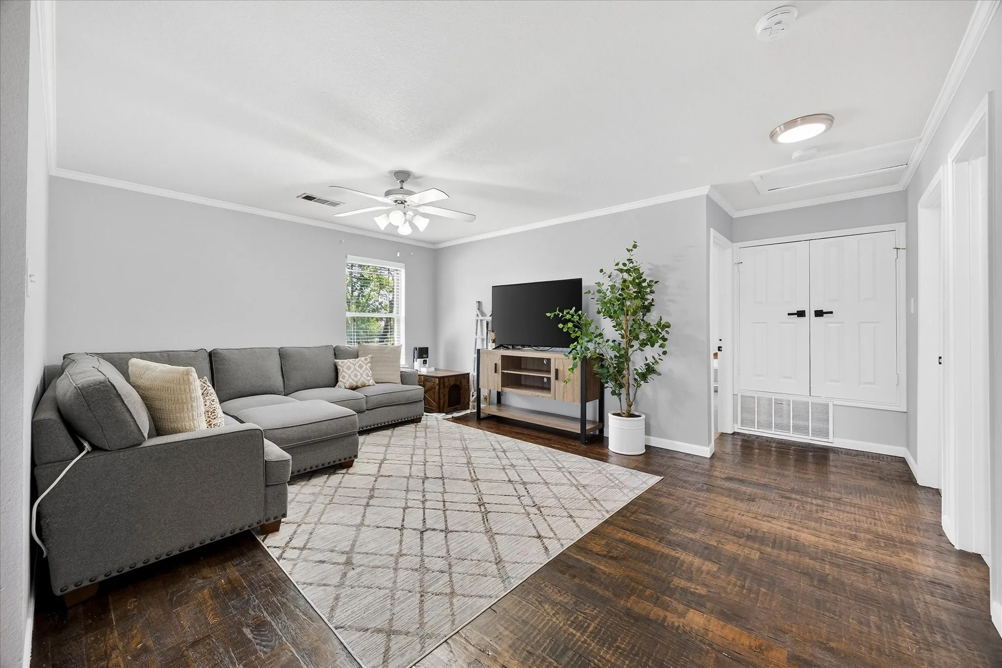 2nd living area can double as media-gameroom