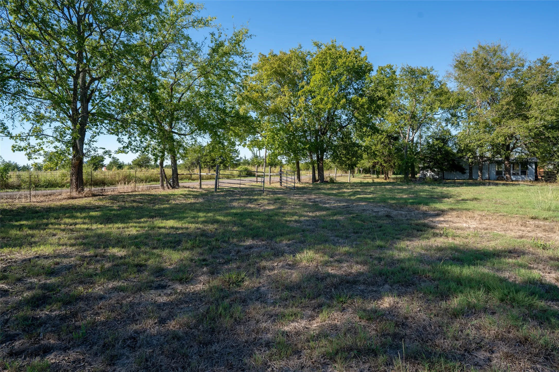 Manufactured Home For Sale in Lamar County , 3891 CR 22900, Paris, Texas 75460, 2 Bedroom, 2 Bathroom, 2 Garage spaces, 1,056 Sqft, built in 1997, mls#21234526, Real Estate Agent in Paris, Homes For Sale in Lamar county, Homes For Sale in Paris, Realtor in Paris Texas, Real Estate Brokerage Independent Realty Texas, Luminita Cordes Realtor
