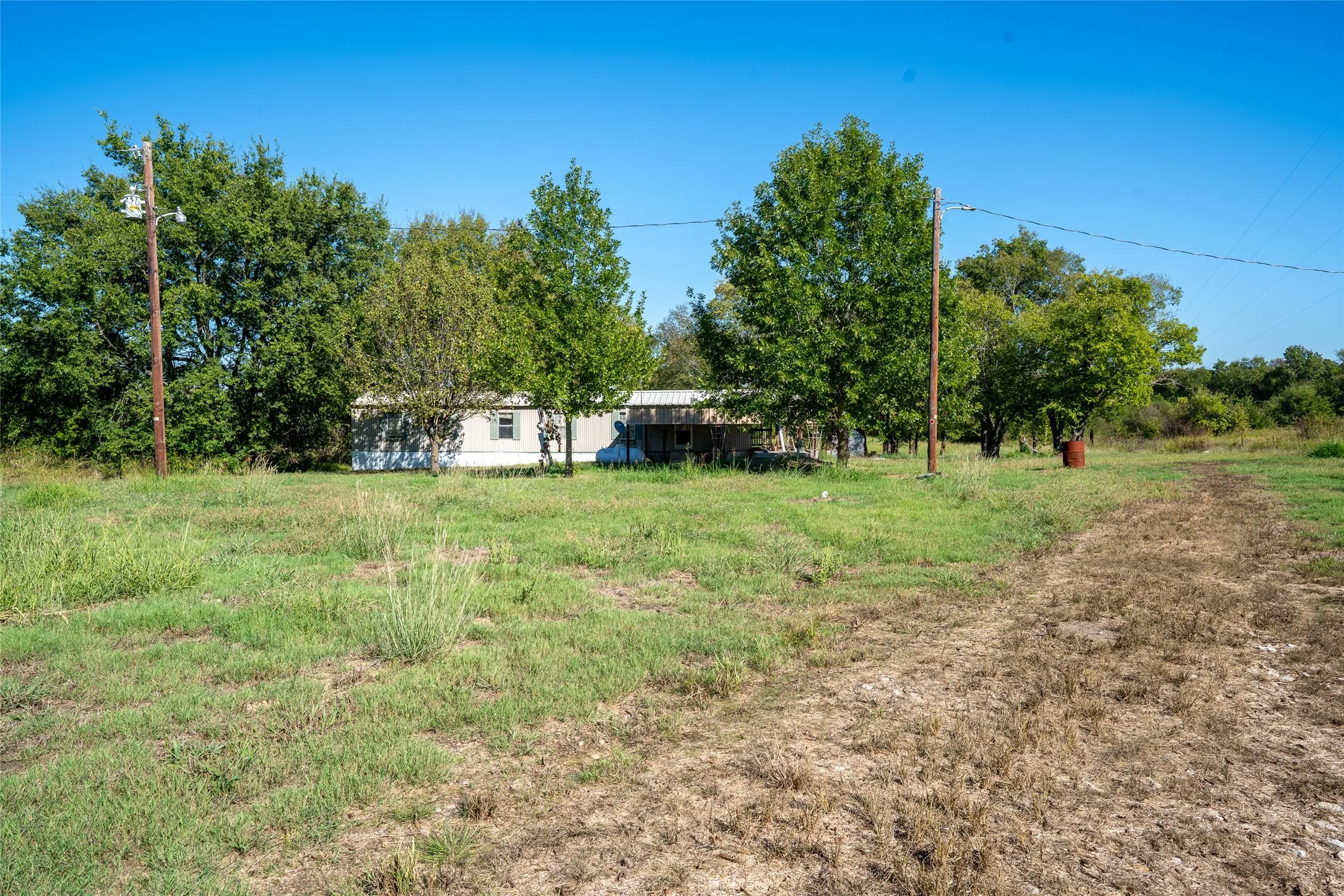Manufactured Home For Sale in Lamar County , 3891 CR 22900, Paris, Texas 75460, 2 Bedroom, 2 Bathroom, 2 Garage spaces, 1,056 Sqft, built in 1997, mls#21234526, Real Estate Agent in Paris, Homes For Sale in Lamar county, Homes For Sale in Paris, Realtor in Paris Texas, Real Estate Brokerage Independent Realty Texas, Luminita Cordes Realtor