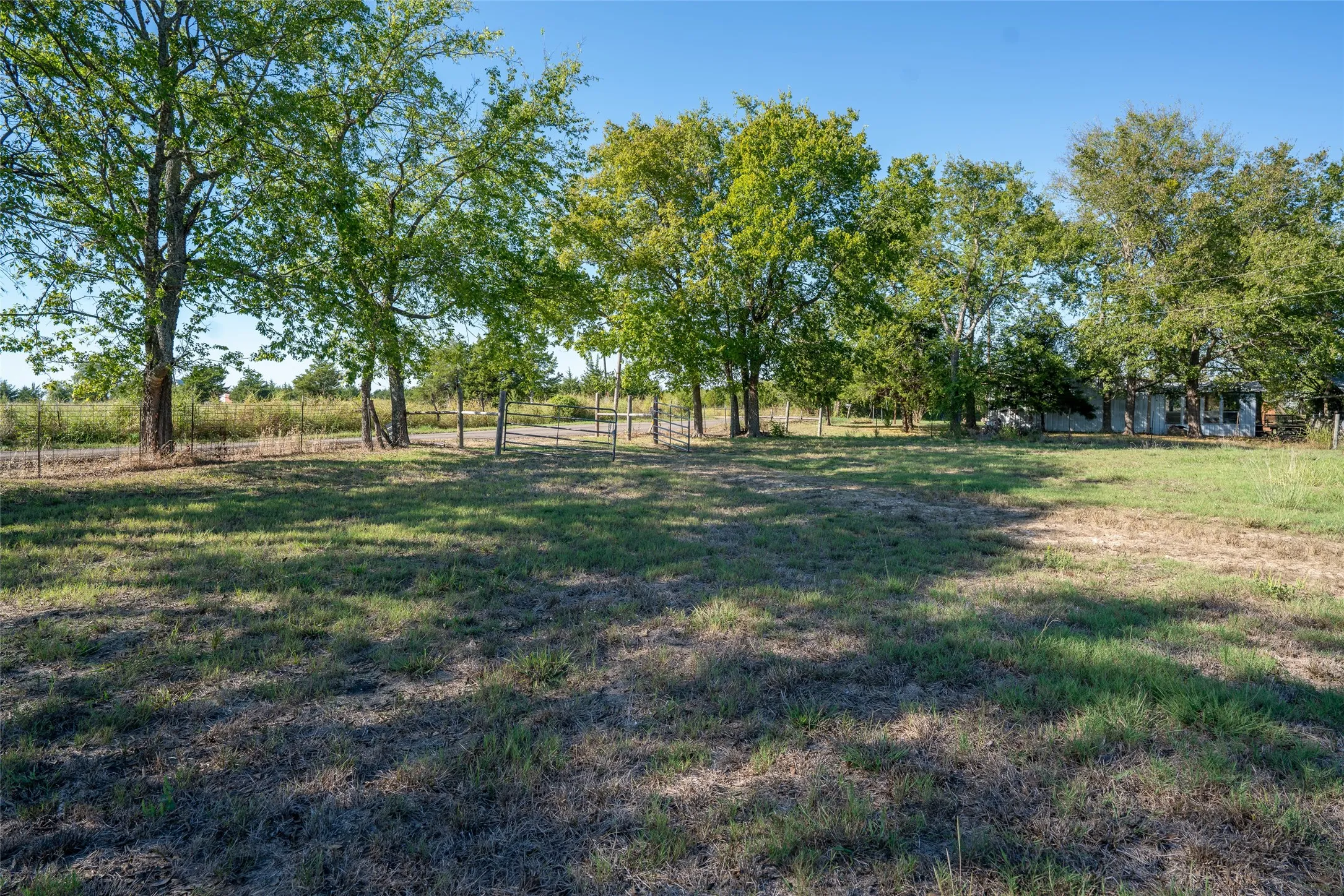 Manufactured Home For Sale in Lamar County , 3891 CR 22900, Paris, Texas 75460, 2 Bedroom, 2 Bathroom, 2 Garage spaces, 1,056 Sqft, built in 1997, mls#21234526, Real Estate Agent in Paris, Homes For Sale in Lamar county, Homes For Sale in Paris, Realtor in Paris Texas, Real Estate Brokerage Independent Realty Texas, Luminita Cordes Realtor