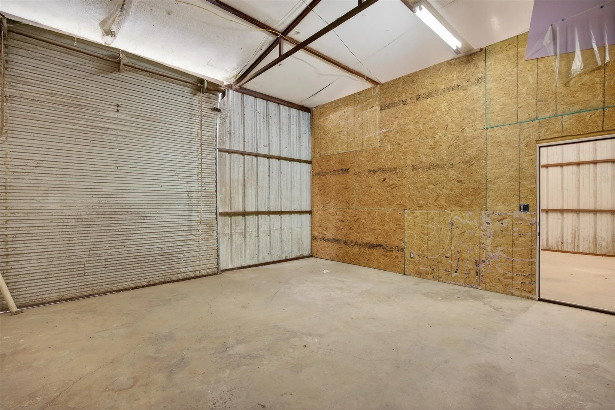 Single Family Residence For Sale in Hood County , 721 Comanche Cove Drive, Granbury, Texas 76048, 2 Bedroom, 1 Bathroom, 4 Garage spaces, 1,100 Sqft, built in 2004, Preowned, mls#21233243, Real Estate Agent in Granbury, Homes For Sale in Hood county, Homes For Sale in Granbury, Realtor in Granbury Texas, Real Estate Brokerage Independent Realty Texas, Luminita Cordes Realtor