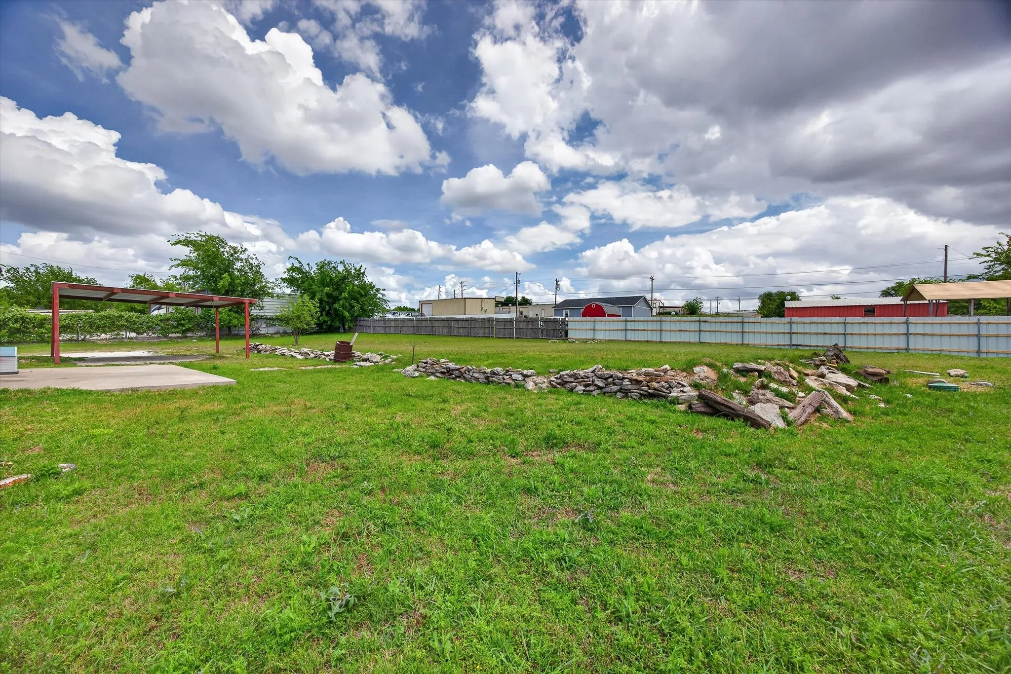 Single Family Residence For Sale in Hood County , 721 Comanche Cove Drive, Granbury, Texas 76048, 2 Bedroom, 1 Bathroom, 4 Garage spaces, 1,100 Sqft, built in 2004, Preowned, mls#21233243, Real Estate Agent in Granbury, Homes For Sale in Hood county, Homes For Sale in Granbury, Realtor in Granbury Texas, Real Estate Brokerage Independent Realty Texas, Luminita Cordes Realtor