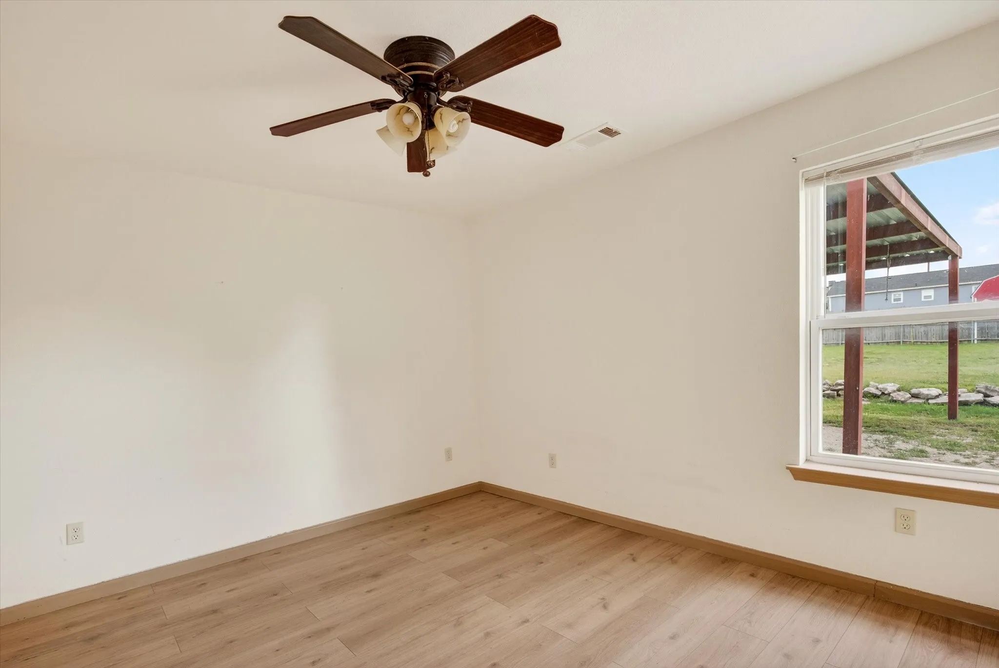 Single Family Residence For Sale in Hood County , 721 Comanche Cove Drive, Granbury, Texas 76048, 2 Bedroom, 1 Bathroom, 4 Garage spaces, 1,100 Sqft, built in 2004, Preowned, mls#21233243, Real Estate Agent in Granbury, Homes For Sale in Hood county, Homes For Sale in Granbury, Realtor in Granbury Texas, Real Estate Brokerage Independent Realty Texas, Luminita Cordes Realtor