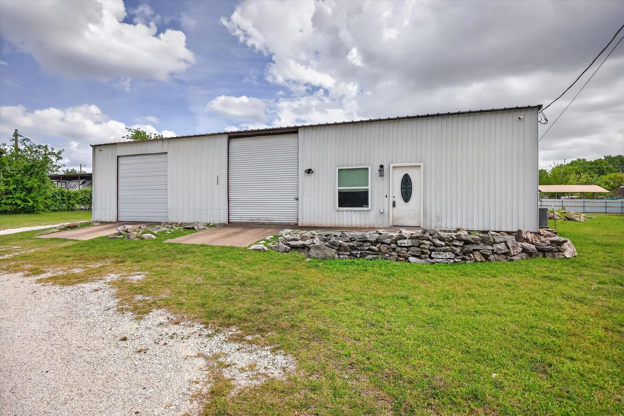 Single Family Residence For Sale in Hood County , 721 Comanche Cove Drive, Granbury, Texas 76048, 2 Bedroom, 1 Bathroom, 4 Garage spaces, 1,100 Sqft, built in 2004, Preowned, mls#21233243, Real Estate Agent in Granbury, Homes For Sale in Hood county, Homes For Sale in Granbury, Realtor in Granbury Texas, Real Estate Brokerage Independent Realty Texas, Luminita Cordes Realtor