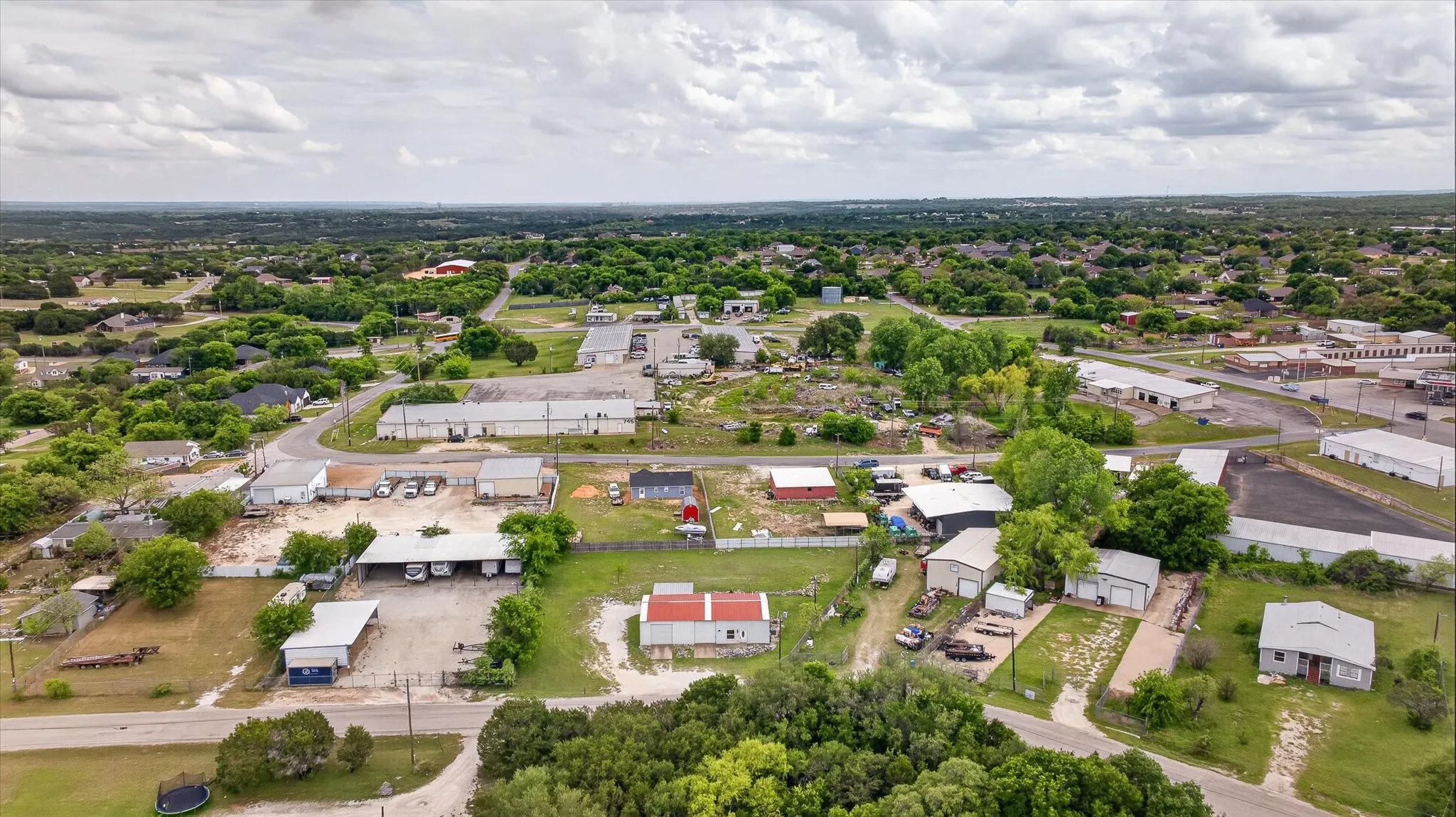 Single Family Residence For Sale in Hood County , 721 Comanche Cove Drive, Granbury, Texas 76048, 2 Bedroom, 1 Bathroom, 4 Garage spaces, 1,100 Sqft, built in 2004, Preowned, mls#21233243, Real Estate Agent in Granbury, Homes For Sale in Hood county, Homes For Sale in Granbury, Realtor in Granbury Texas, Real Estate Brokerage Independent Realty Texas, Luminita Cordes Realtor