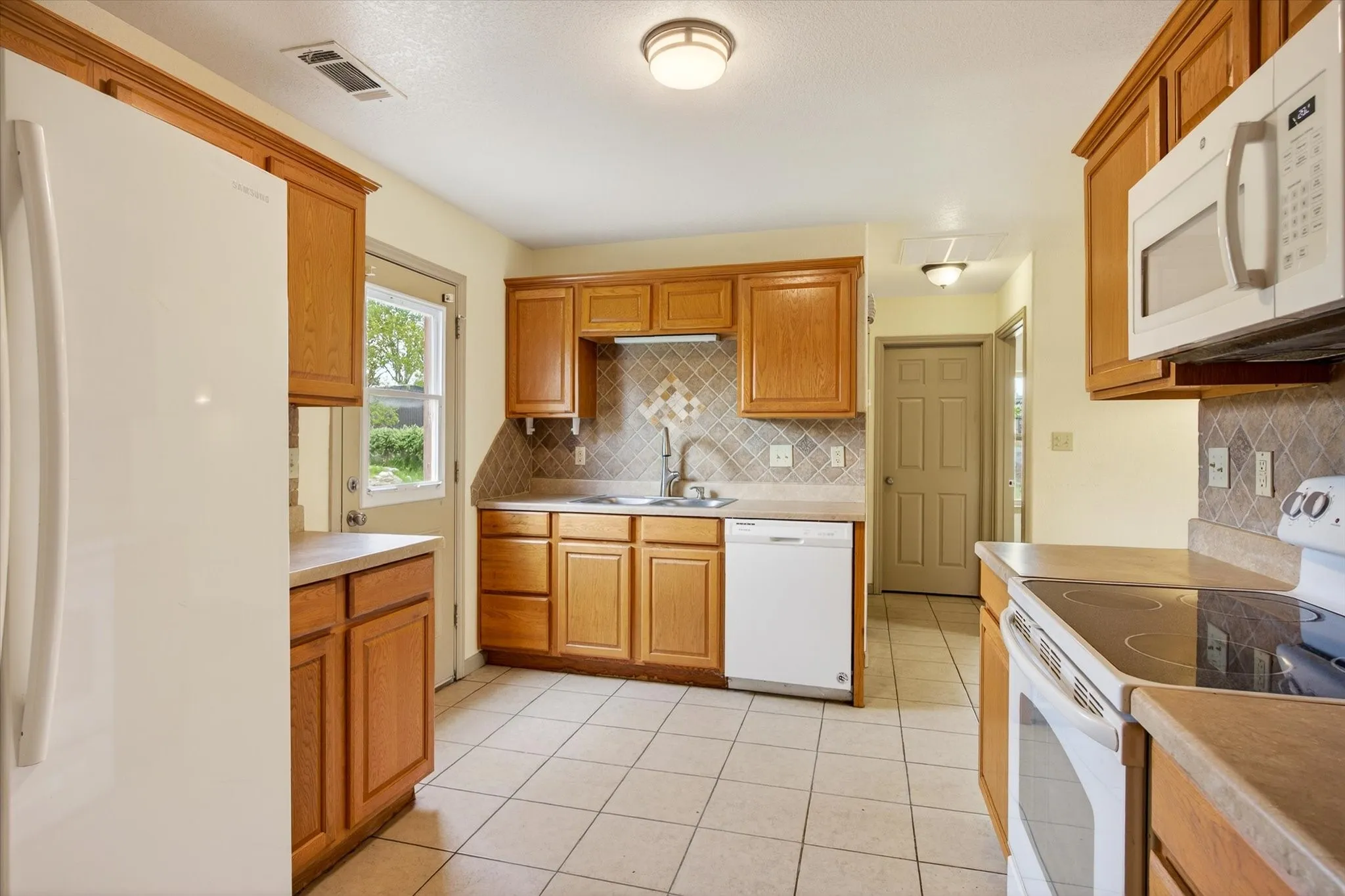Single Family Residence For Sale in Hood County , 721 Comanche Cove Drive, Granbury, Texas 76048, 2 Bedroom, 1 Bathroom, 4 Garage spaces, 1,100 Sqft, built in 2004, Preowned, mls#21233243, Real Estate Agent in Granbury, Homes For Sale in Hood county, Homes For Sale in Granbury, Realtor in Granbury Texas, Real Estate Brokerage Independent Realty Texas, Luminita Cordes Realtor