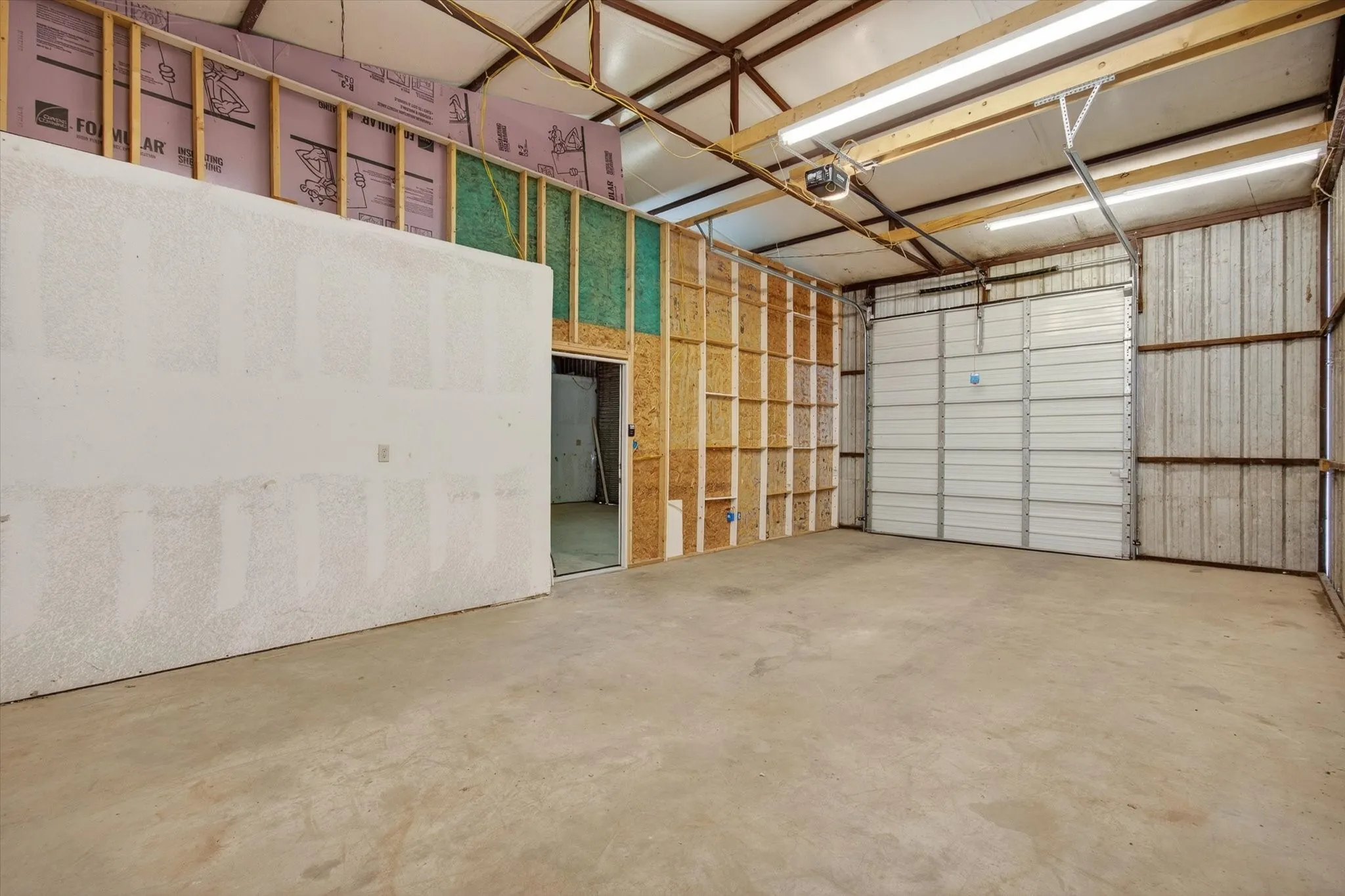 Single Family Residence For Sale in Hood County , 721 Comanche Cove Drive, Granbury, Texas 76048, 2 Bedroom, 1 Bathroom, 4 Garage spaces, 1,100 Sqft, built in 2004, Preowned, mls#21233243, Real Estate Agent in Granbury, Homes For Sale in Hood county, Homes For Sale in Granbury, Realtor in Granbury Texas, Real Estate Brokerage Independent Realty Texas, Luminita Cordes Realtor