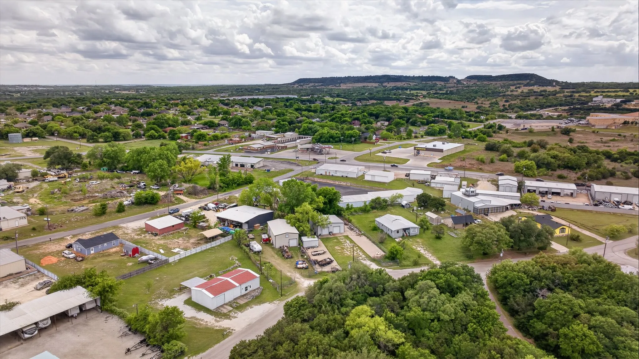 Single Family Residence For Sale in Hood County , 721 Comanche Cove Drive, Granbury, Texas 76048, 2 Bedroom, 1 Bathroom, 4 Garage spaces, 1,100 Sqft, built in 2004, Preowned, mls#21233243, Real Estate Agent in Granbury, Homes For Sale in Hood county, Homes For Sale in Granbury, Realtor in Granbury Texas, Real Estate Brokerage Independent Realty Texas, Luminita Cordes Realtor