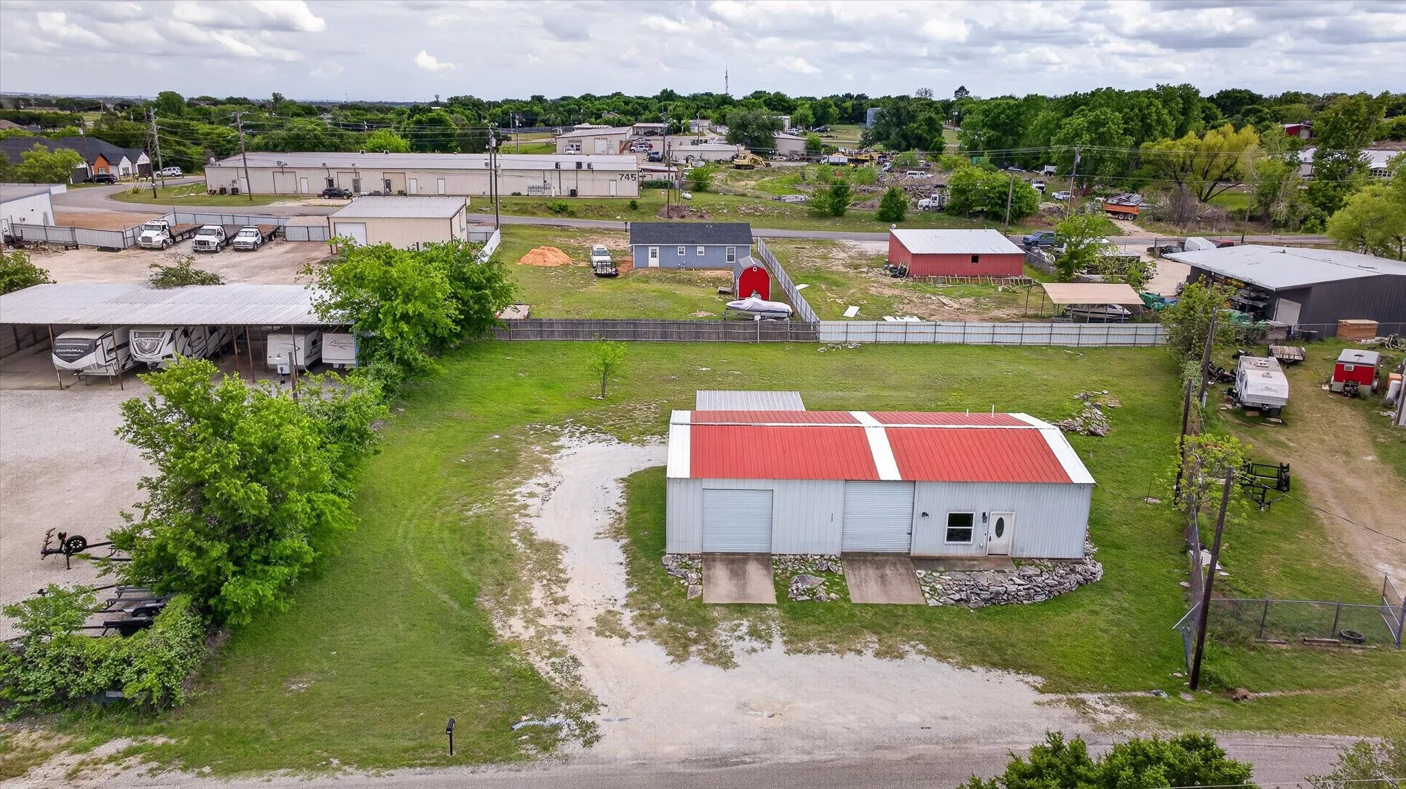 Single Family Residence For Sale in Hood County , 721 Comanche Cove Drive, Granbury, Texas 76048, 2 Bedroom, 1 Bathroom, 4 Garage spaces, 1,100 Sqft, built in 2004, Preowned, mls#21233243, Real Estate Agent in Granbury, Homes For Sale in Hood county, Homes For Sale in Granbury, Realtor in Granbury Texas, Real Estate Brokerage Independent Realty Texas, Luminita Cordes Realtor