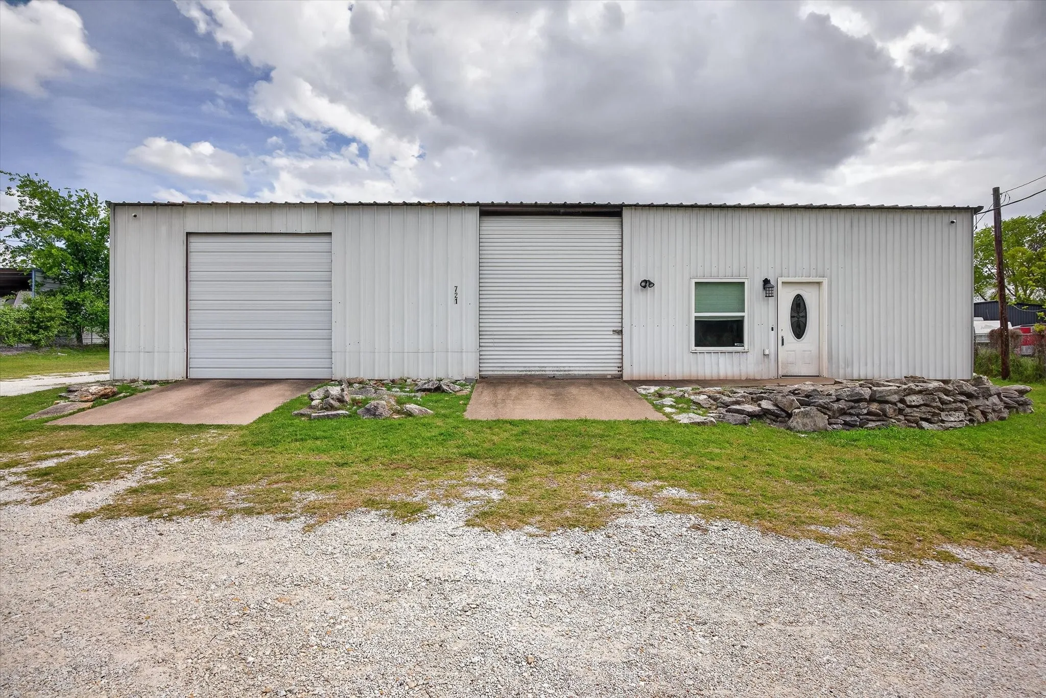 Single Family Residence For Sale in Hood County , 721 Comanche Cove Drive, Granbury, Texas 76048, 2 Bedroom, 1 Bathroom, 4 Garage spaces, 1,100 Sqft, built in 2004, Preowned, mls#21233243, Real Estate Agent in Granbury, Homes For Sale in Hood county, Homes For Sale in Granbury, Realtor in Granbury Texas, Real Estate Brokerage Independent Realty Texas, Luminita Cordes Realtor