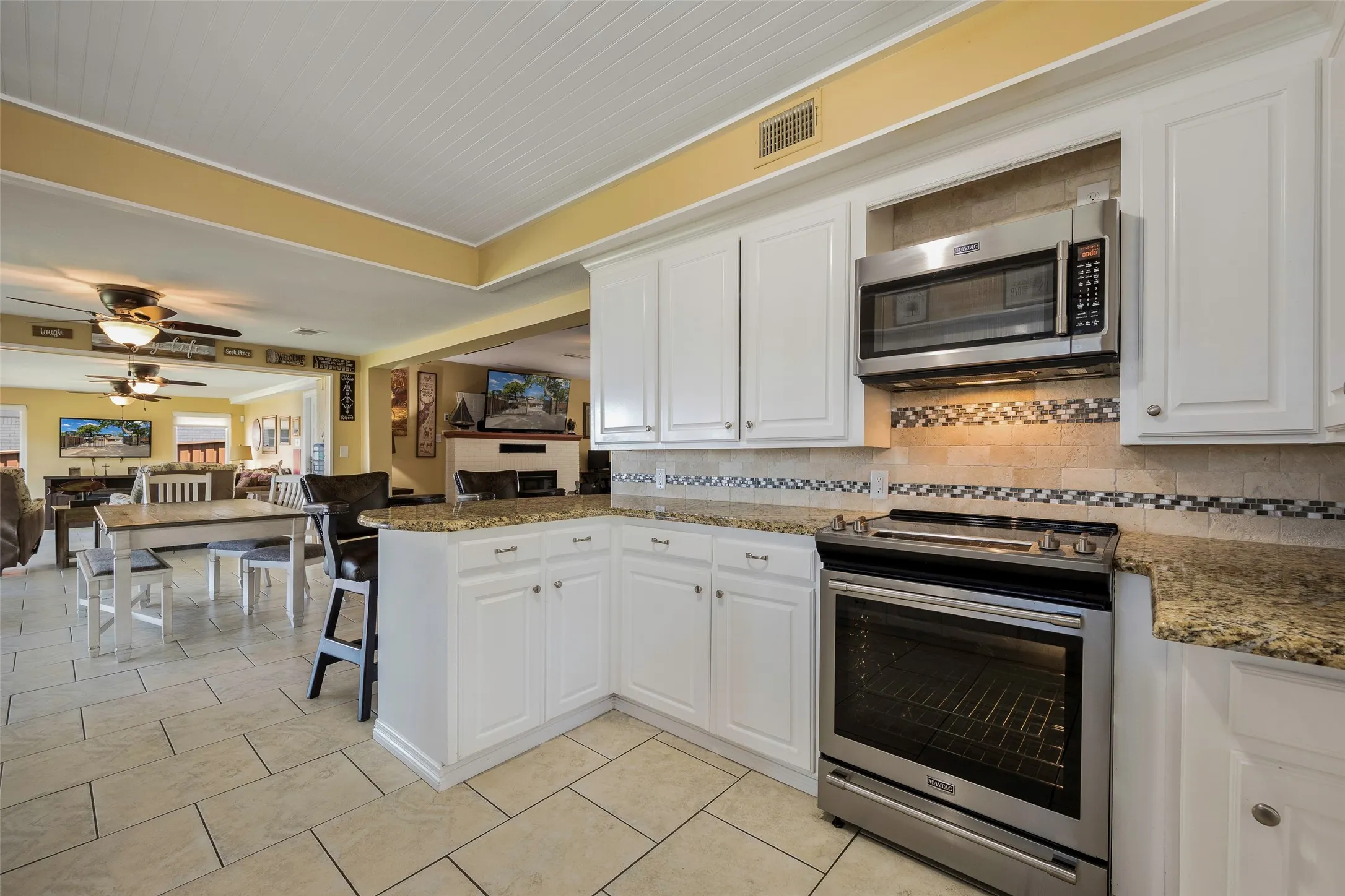 Single Family Residence For Sale in Henderson County , 256 Whispering Oaks Trail, Payne Springs, Texas 75156, 4 Bedroom, 2 Bathroom, 2 Garage spaces, 2,416 Sqft, built in 1962, Preowned, mls#21230704, Real Estate Agent in Payne Springs, Homes For Sale in Henderson county, Homes For Sale in Payne Springs, Realtor in Payne Springs Texas, Real Estate Brokerage Independent Realty Texas, Luminita Cordes Realtor