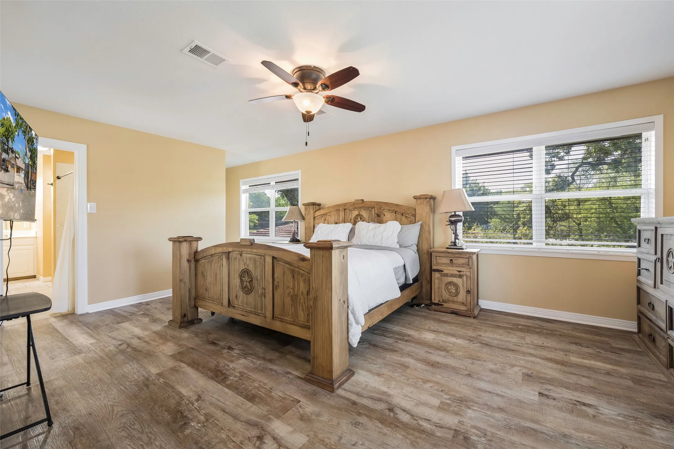 Single Family Residence For Sale in Henderson County , 256 Whispering Oaks Trail, Payne Springs, Texas 75156, 4 Bedroom, 2 Bathroom, 2 Garage spaces, 2,416 Sqft, built in 1962, Preowned, mls#21230704, Real Estate Agent in Payne Springs, Homes For Sale in Henderson county, Homes For Sale in Payne Springs, Realtor in Payne Springs Texas, Real Estate Brokerage Independent Realty Texas, Luminita Cordes Realtor