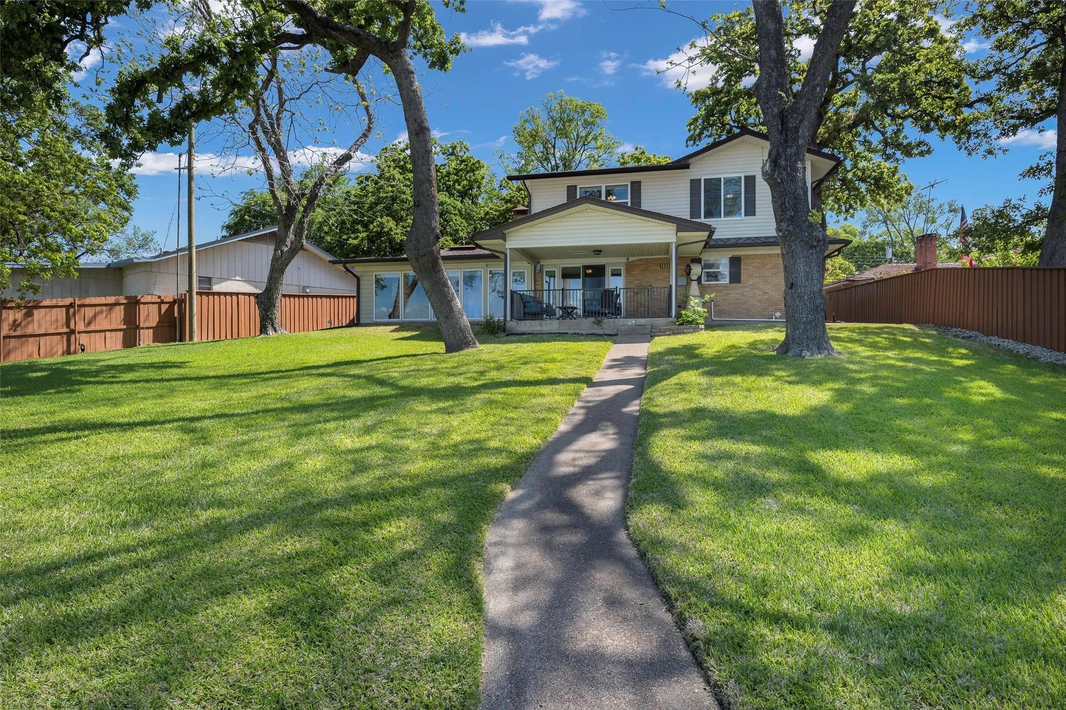 Single Family Residence For Sale in Henderson County , 256 Whispering Oaks Trail, Payne Springs, Texas 75156, 4 Bedroom, 2 Bathroom, 2 Garage spaces, 2,416 Sqft, built in 1962, Preowned, mls#21230704, Real Estate Agent in Payne Springs, Homes For Sale in Henderson county, Homes For Sale in Payne Springs, Realtor in Payne Springs Texas, Real Estate Brokerage Independent Realty Texas, Luminita Cordes Realtor