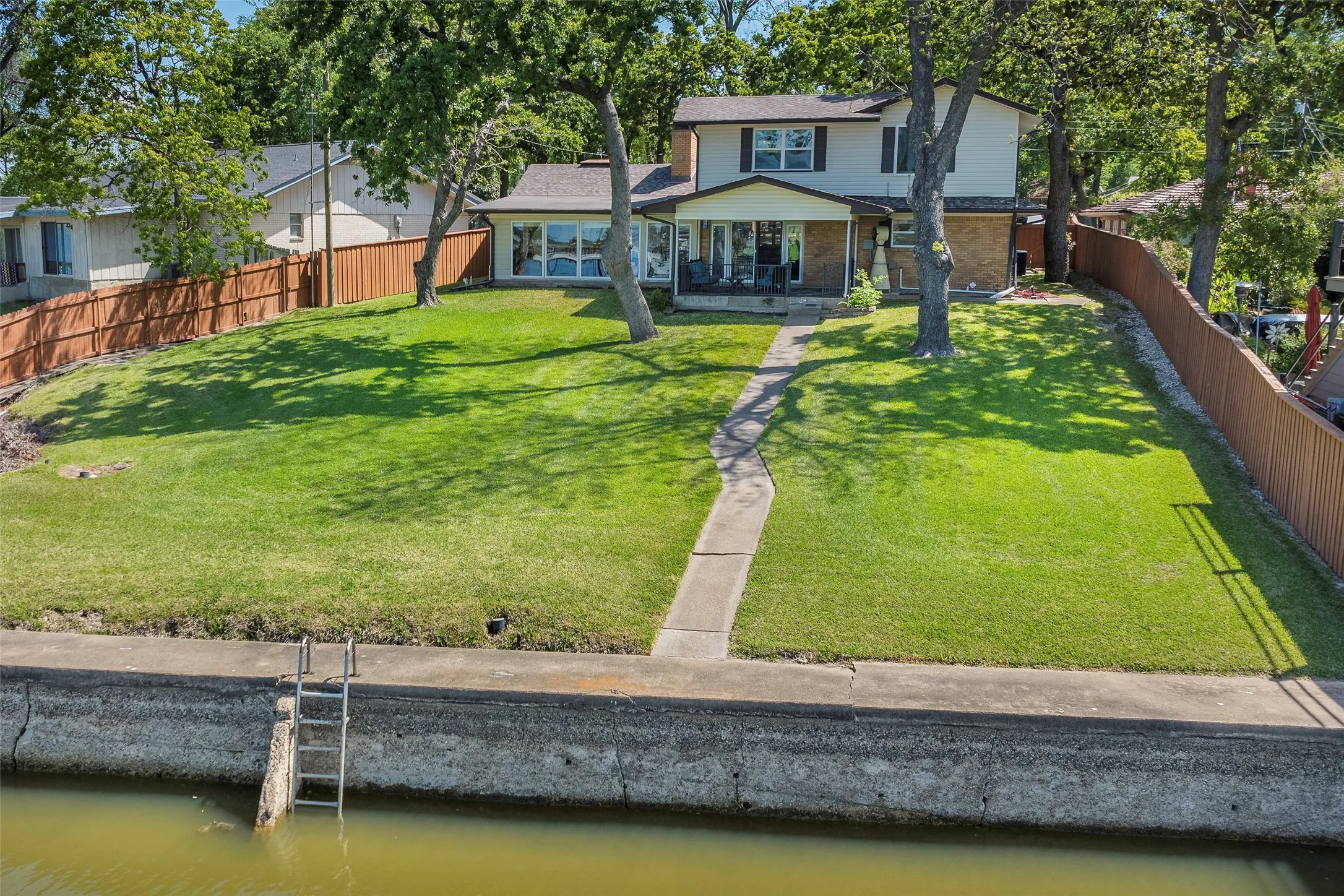 Single Family Residence For Sale in Henderson County , 256 Whispering Oaks Trail, Payne Springs, Texas 75156, 4 Bedroom, 2 Bathroom, 2 Garage spaces, 2,416 Sqft, built in 1962, Preowned, mls#21230704, Real Estate Agent in Payne Springs, Homes For Sale in Henderson county, Homes For Sale in Payne Springs, Realtor in Payne Springs Texas, Real Estate Brokerage Independent Realty Texas, Luminita Cordes Realtor