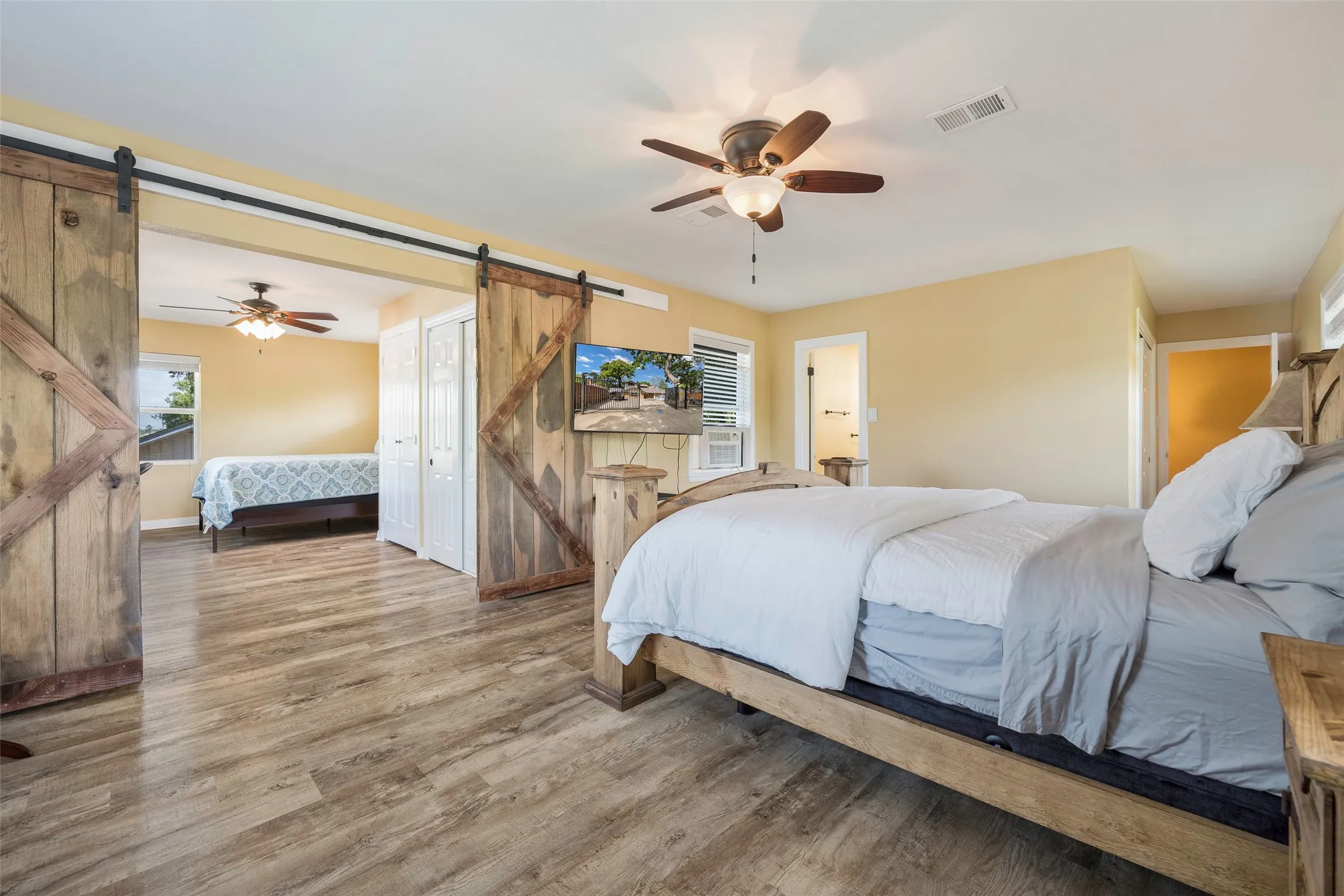Single Family Residence For Sale in Henderson County , 256 Whispering Oaks Trail, Payne Springs, Texas 75156, 4 Bedroom, 2 Bathroom, 2 Garage spaces, 2,416 Sqft, built in 1962, Preowned, mls#21230704, Real Estate Agent in Payne Springs, Homes For Sale in Henderson county, Homes For Sale in Payne Springs, Realtor in Payne Springs Texas, Real Estate Brokerage Independent Realty Texas, Luminita Cordes Realtor