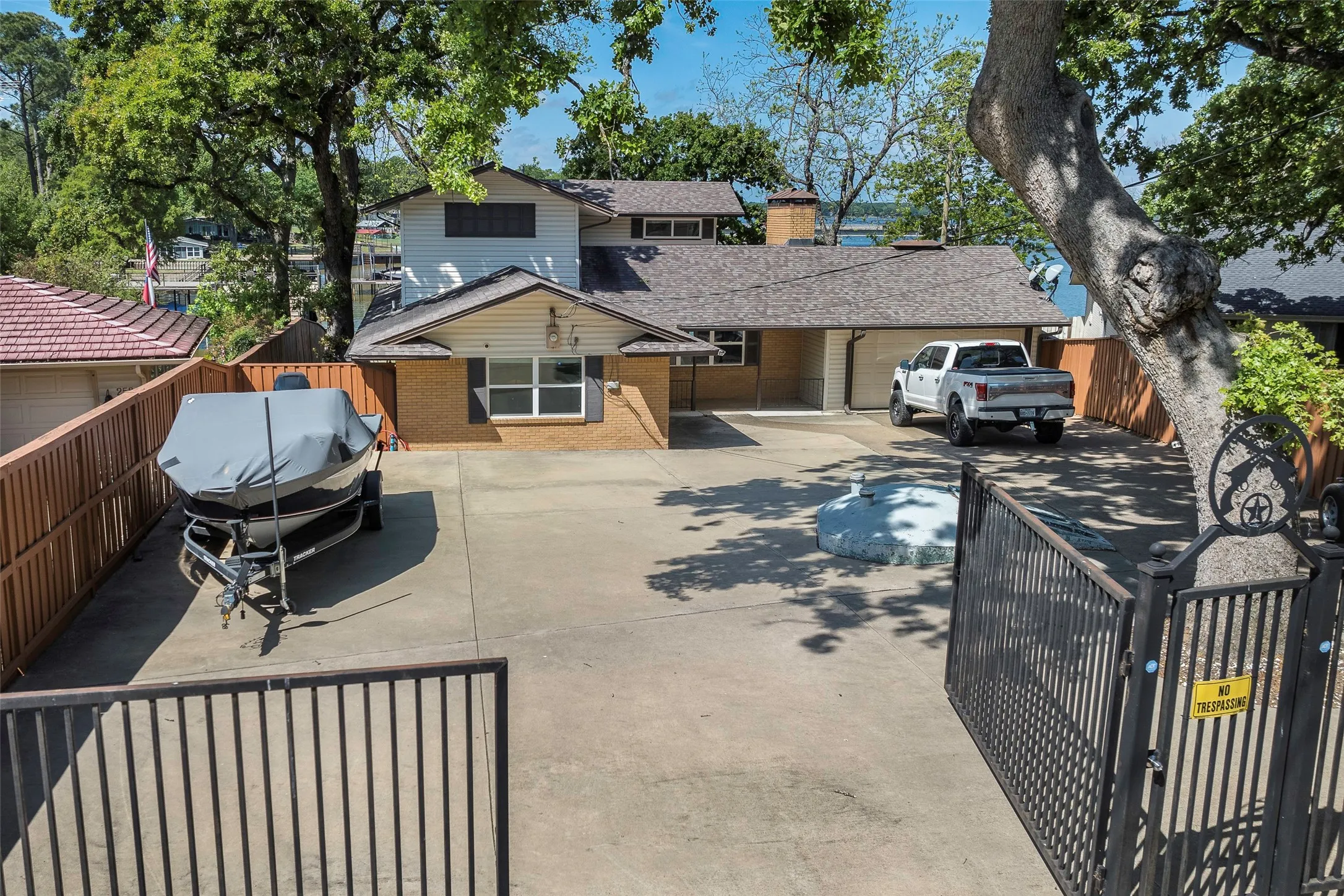 Single Family Residence For Sale in Henderson County , 256 Whispering Oaks Trail, Payne Springs, Texas 75156, 4 Bedroom, 2 Bathroom, 2 Garage spaces, 2,416 Sqft, built in 1962, Preowned, mls#21230704, Real Estate Agent in Payne Springs, Homes For Sale in Henderson county, Homes For Sale in Payne Springs, Realtor in Payne Springs Texas, Real Estate Brokerage Independent Realty Texas, Luminita Cordes Realtor