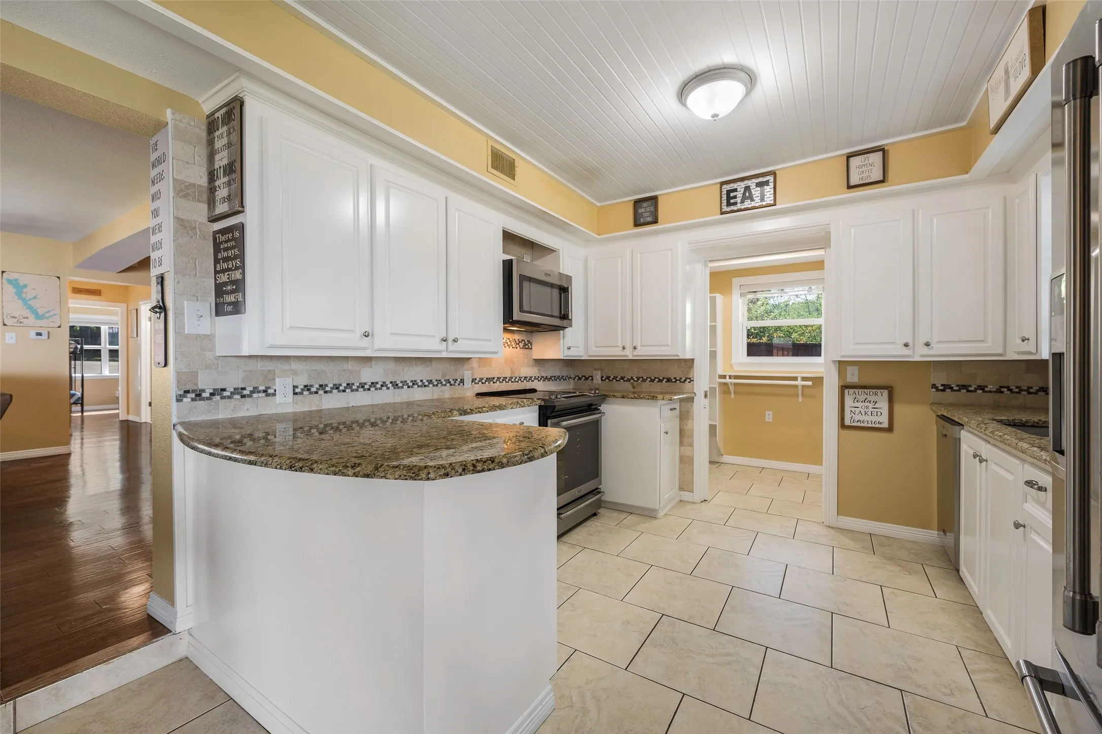 Single Family Residence For Sale in Henderson County , 256 Whispering Oaks Trail, Payne Springs, Texas 75156, 4 Bedroom, 2 Bathroom, 2 Garage spaces, 2,416 Sqft, built in 1962, Preowned, mls#21230704, Real Estate Agent in Payne Springs, Homes For Sale in Henderson county, Homes For Sale in Payne Springs, Realtor in Payne Springs Texas, Real Estate Brokerage Independent Realty Texas, Luminita Cordes Realtor
