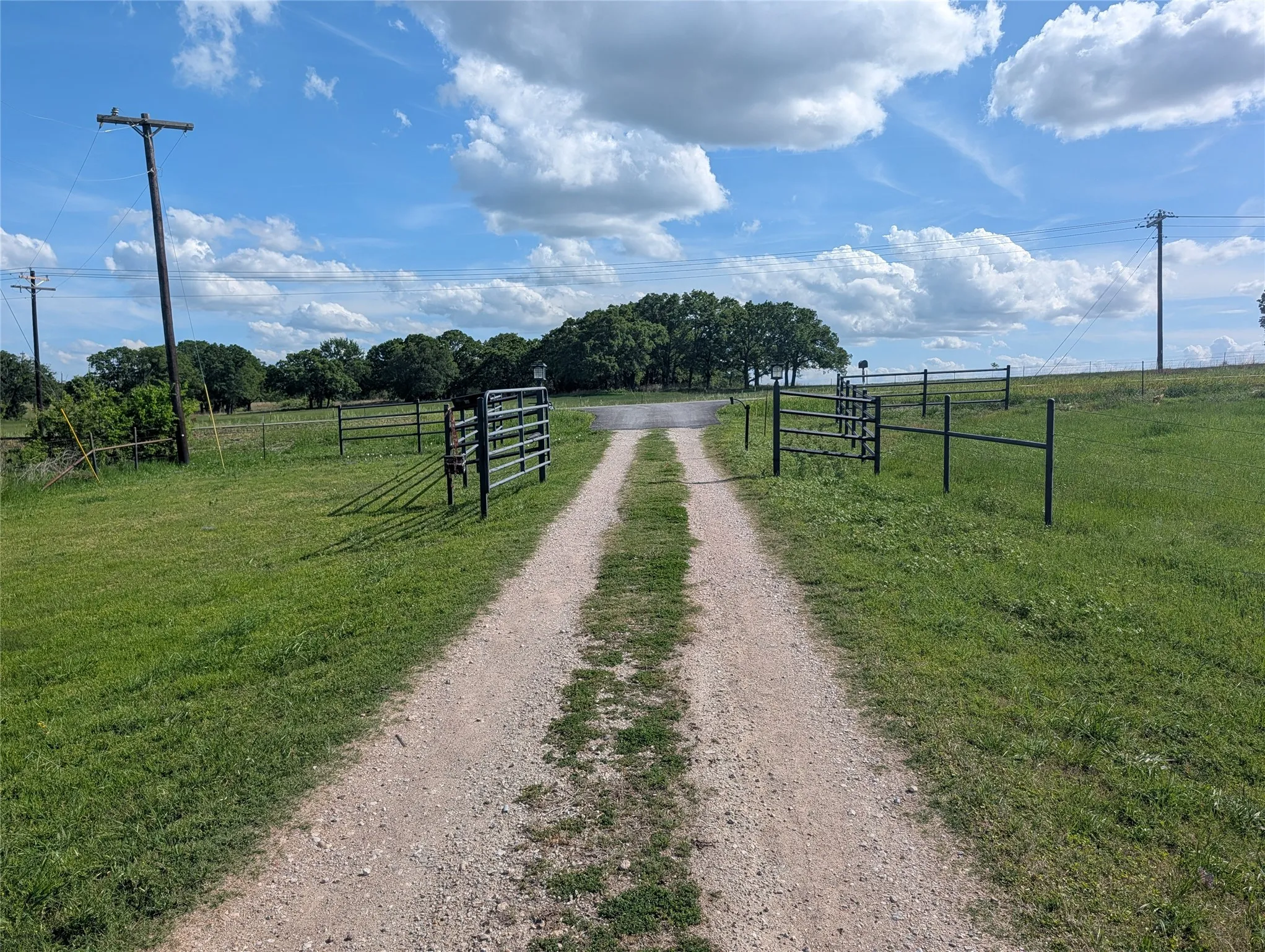 Farm For Sale in Kaufman County , 21855 S Fm 148, Kemp, Texas 75143, 3 Bedroom, 3 Bathroom, Garage spaces, 2,580 Sqft, built in 2007, mls#21235527, Real Estate Agent in Kemp, Homes For Sale in Kaufman county, Homes For Sale in Kemp, Realtor in Kemp Texas, Real Estate Brokerage Independent Realty Texas, Luminita Cordes Realtor