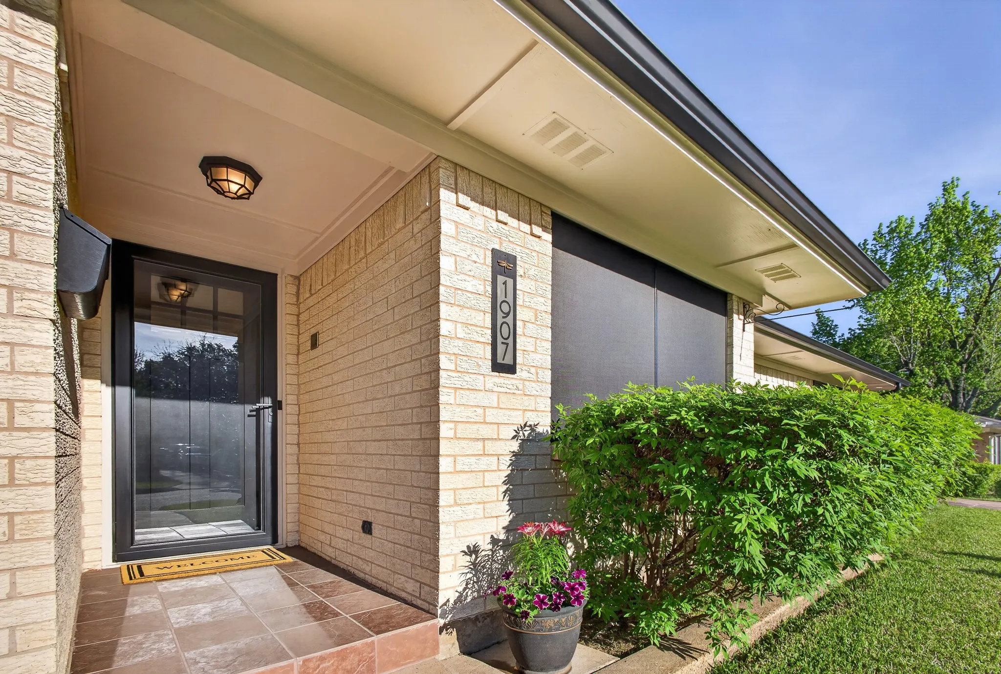 Single Family Residence For Sale in Fannin County , 1907 Wes Hardin Circle, Bonham, Texas 75418, 3 Bedroom, 3 Bathroom, Garage spaces, 3,034 Sqft, built in 1971, Preowned, mls#21235447, Real Estate Agent in Bonham, Homes For Sale in Fannin county, Homes For Sale in Bonham, Realtor in Bonham Texas, Real Estate Brokerage Independent Realty Texas, Luminita Cordes Realtor