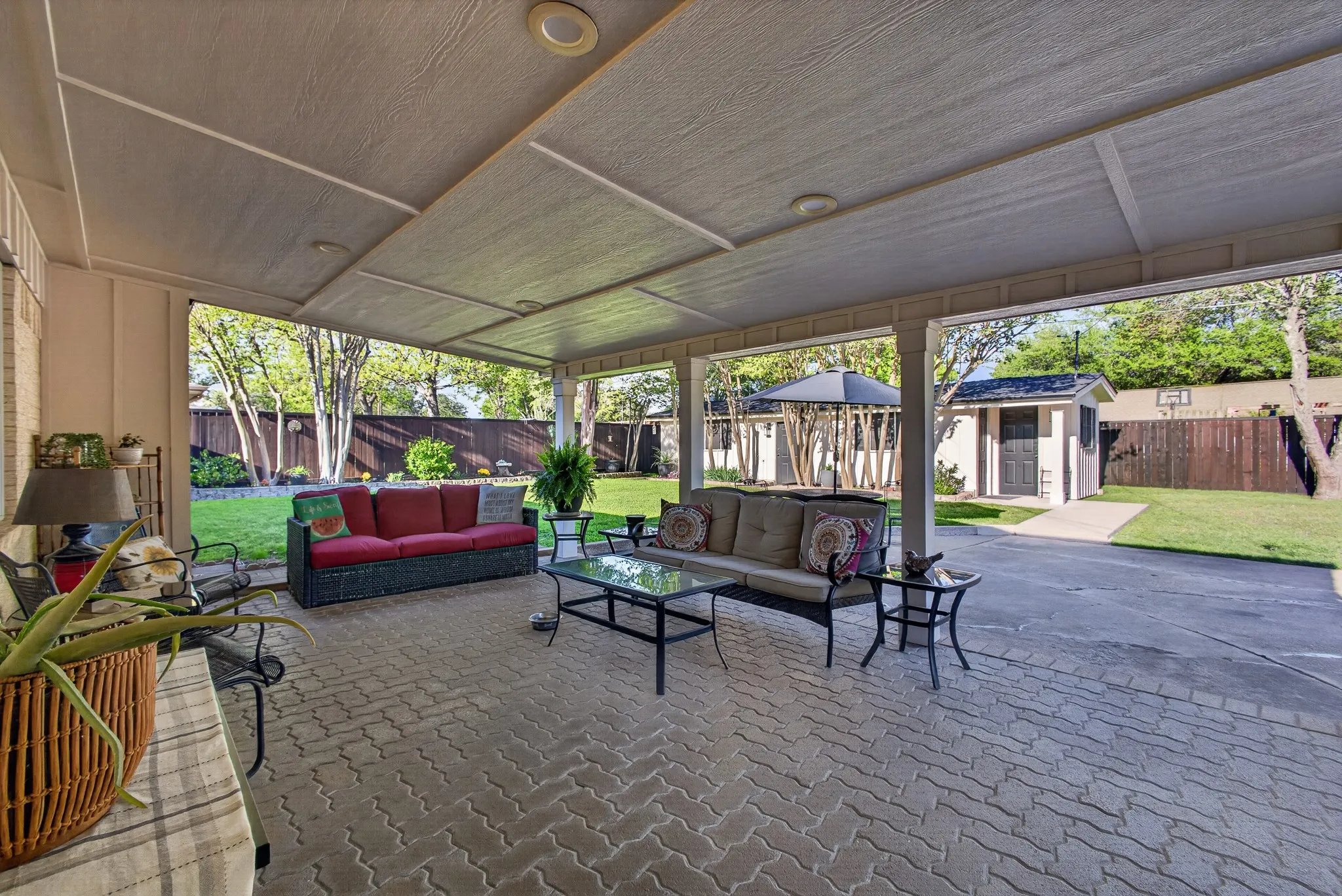 Single Family Residence For Sale in Fannin County , 1907 Wes Hardin Circle, Bonham, Texas 75418, 3 Bedroom, 3 Bathroom, Garage spaces, 3,034 Sqft, built in 1971, Preowned, mls#21235447, Real Estate Agent in Bonham, Homes For Sale in Fannin county, Homes For Sale in Bonham, Realtor in Bonham Texas, Real Estate Brokerage Independent Realty Texas, Luminita Cordes Realtor