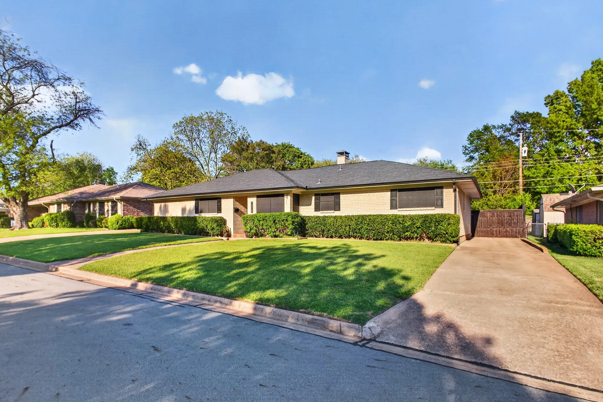Single Family Residence For Sale in Fannin County , 1907 Wes Hardin Circle, Bonham, Texas 75418, 3 Bedroom, 3 Bathroom, Garage spaces, 3,034 Sqft, built in 1971, Preowned, mls#21235447, Real Estate Agent in Bonham, Homes For Sale in Fannin county, Homes For Sale in Bonham, Realtor in Bonham Texas, Real Estate Brokerage Independent Realty Texas, Luminita Cordes Realtor