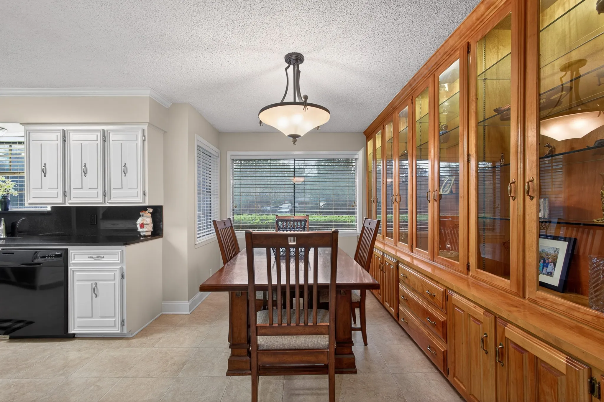 Single Family Residence For Sale in Fannin County , 1907 Wes Hardin Circle, Bonham, Texas 75418, 3 Bedroom, 3 Bathroom, Garage spaces, 3,034 Sqft, built in 1971, Preowned, mls#21235447, Real Estate Agent in Bonham, Homes For Sale in Fannin county, Homes For Sale in Bonham, Realtor in Bonham Texas, Real Estate Brokerage Independent Realty Texas, Luminita Cordes Realtor