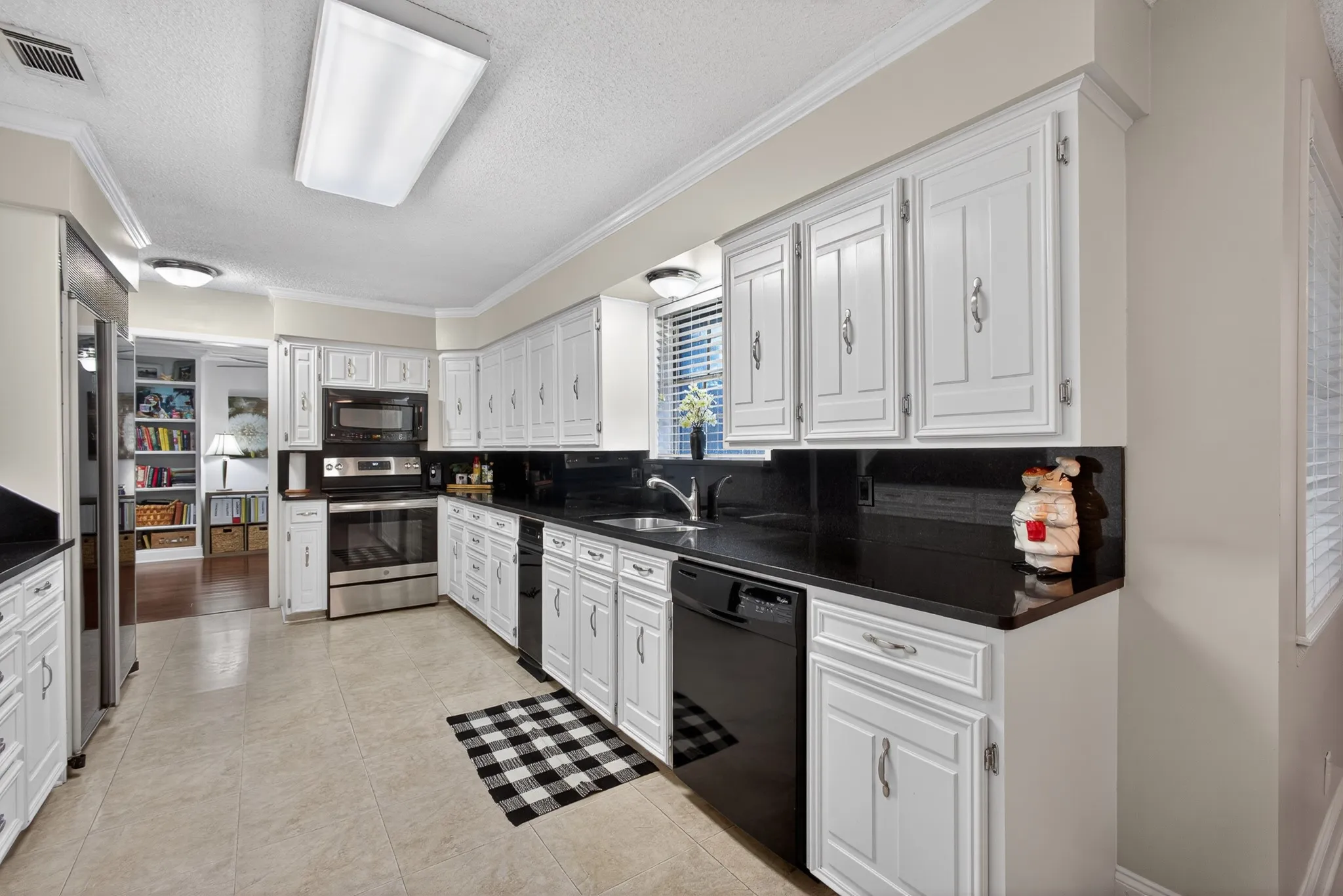 Single Family Residence For Sale in Fannin County , 1907 Wes Hardin Circle, Bonham, Texas 75418, 3 Bedroom, 3 Bathroom, Garage spaces, 3,034 Sqft, built in 1971, Preowned, mls#21235447, Real Estate Agent in Bonham, Homes For Sale in Fannin county, Homes For Sale in Bonham, Realtor in Bonham Texas, Real Estate Brokerage Independent Realty Texas, Luminita Cordes Realtor