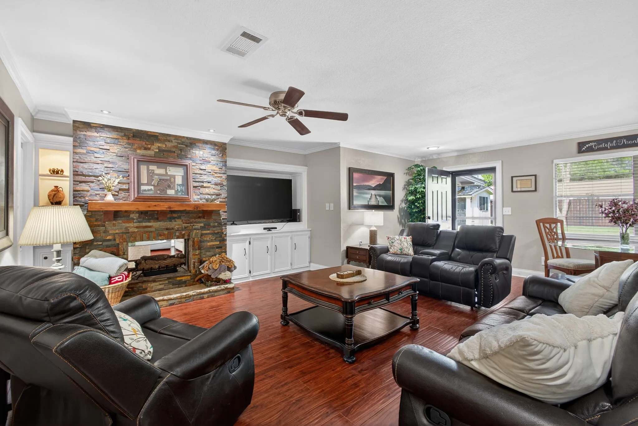 Single Family Residence For Sale in Fannin County , 1907 Wes Hardin Circle, Bonham, Texas 75418, 3 Bedroom, 3 Bathroom, Garage spaces, 3,034 Sqft, built in 1971, Preowned, mls#21235447, Real Estate Agent in Bonham, Homes For Sale in Fannin county, Homes For Sale in Bonham, Realtor in Bonham Texas, Real Estate Brokerage Independent Realty Texas, Luminita Cordes Realtor