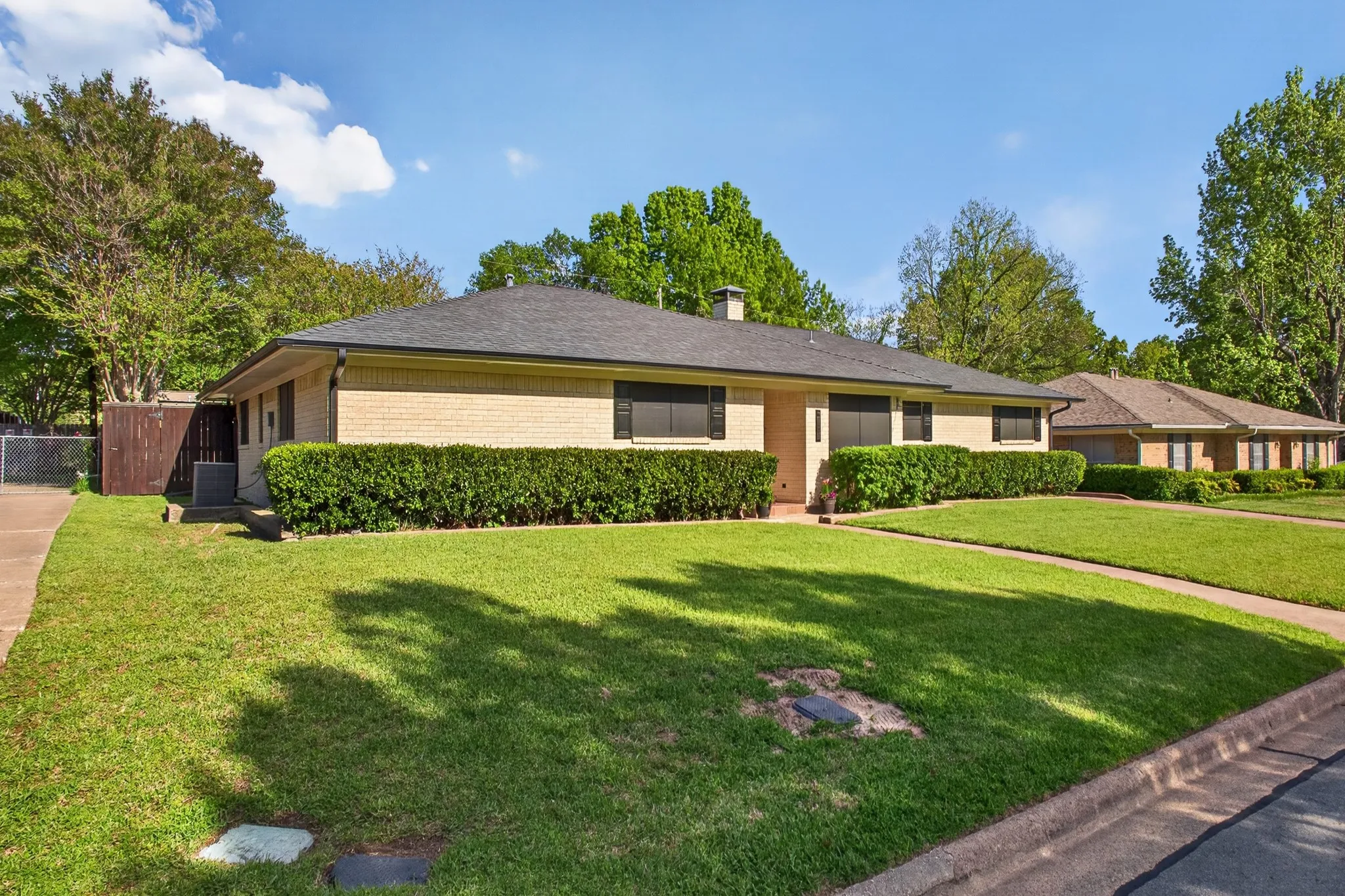 Single Family Residence For Sale in Fannin County , 1907 Wes Hardin Circle, Bonham, Texas 75418, 3 Bedroom, 3 Bathroom, Garage spaces, 3,034 Sqft, built in 1971, Preowned, mls#21235447, Real Estate Agent in Bonham, Homes For Sale in Fannin county, Homes For Sale in Bonham, Realtor in Bonham Texas, Real Estate Brokerage Independent Realty Texas, Luminita Cordes Realtor