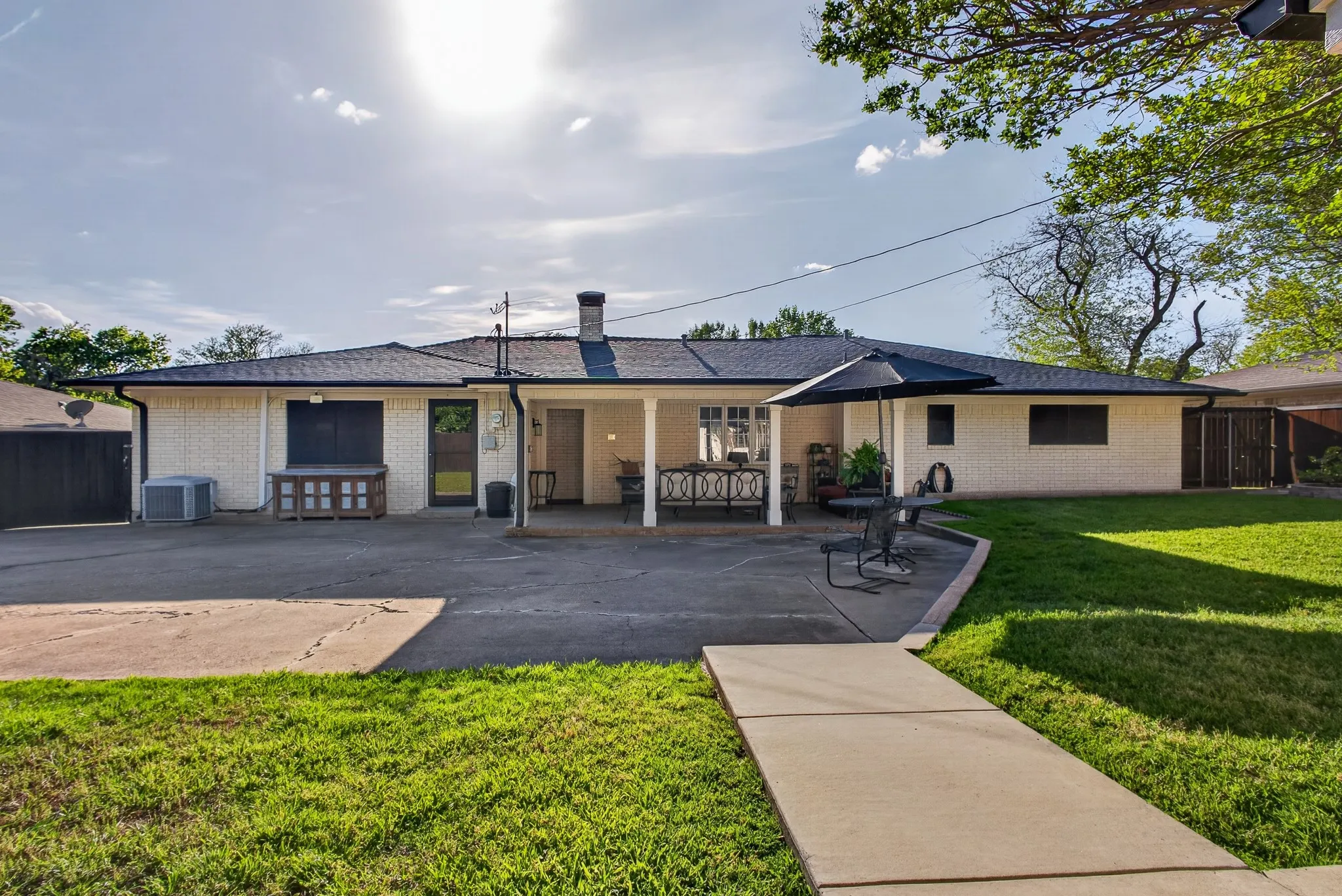 Single Family Residence For Sale in Fannin County , 1907 Wes Hardin Circle, Bonham, Texas 75418, 3 Bedroom, 3 Bathroom, Garage spaces, 3,034 Sqft, built in 1971, Preowned, mls#21235447, Real Estate Agent in Bonham, Homes For Sale in Fannin county, Homes For Sale in Bonham, Realtor in Bonham Texas, Real Estate Brokerage Independent Realty Texas, Luminita Cordes Realtor