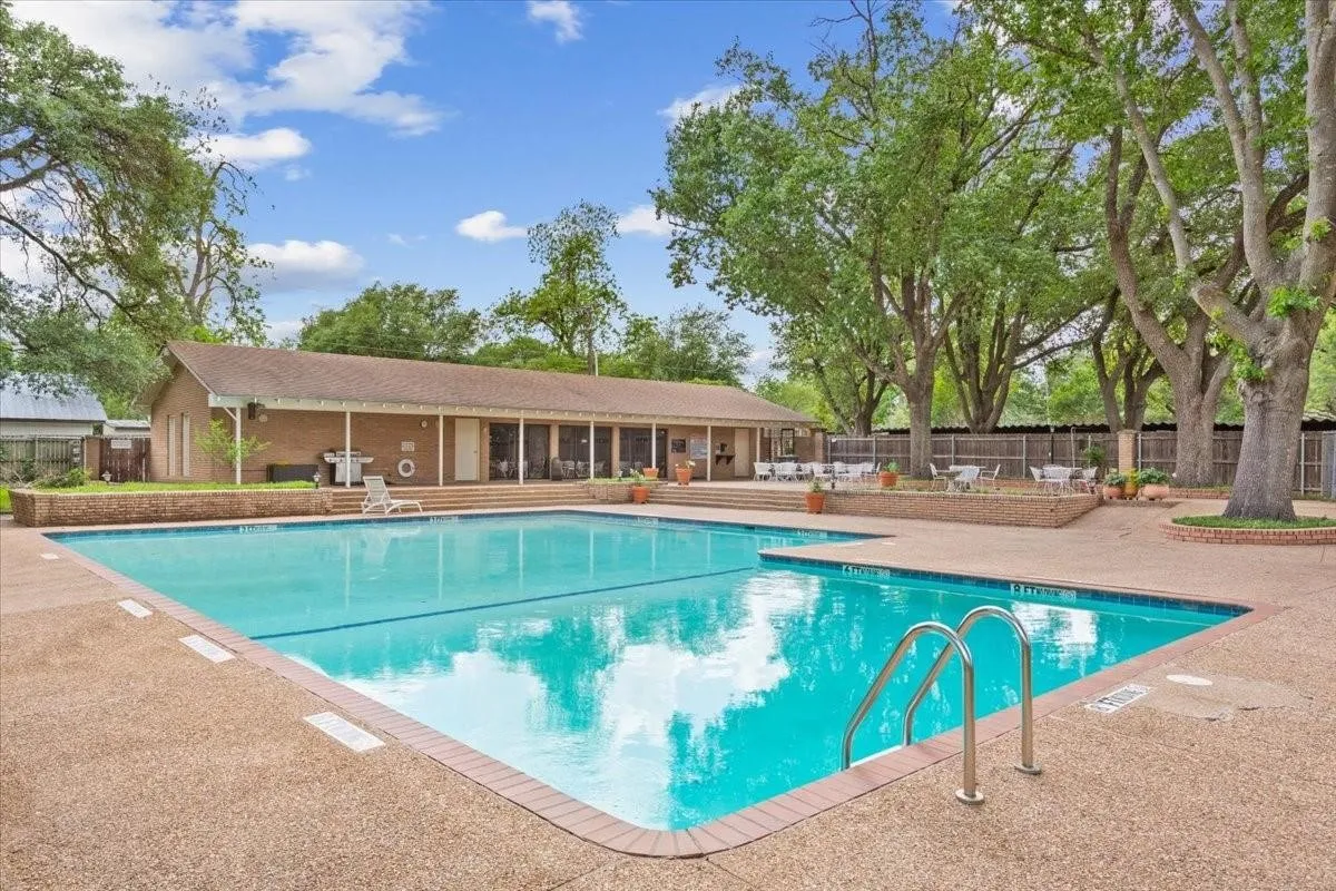 Condominium For Sale in Mc Lennan County , 4924 Cobbs Drive 8C, Waco, Texas 76710, 2 Bedroom, 2 Bathroom, Garage spaces, 1,538 Sqft, built in 1966, Preowned, mls#21230911, Real Estate Agent in Waco, Homes For Sale in Mc Lennan county, Homes For Sale in Waco, Realtor in Waco Texas, Real Estate Brokerage Independent Realty Texas, Luminita Cordes Realtor