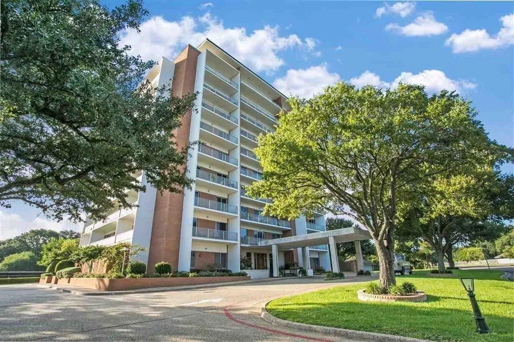Condominium For Sale in Mc Lennan County , 4924 Cobbs Drive 8C, Waco, Texas 76710, 2 Bedroom, 2 Bathroom, Garage spaces, 1,538 Sqft, built in 1966, Preowned, mls#21230911, Real Estate Agent in Waco, Homes For Sale in Mc Lennan county, Homes For Sale in Waco, Realtor in Waco Texas, Real Estate Brokerage Independent Realty Texas, Luminita Cordes Realtor
