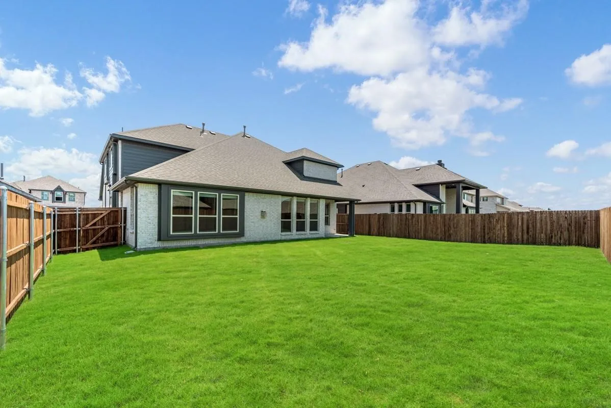 Single Family Residence For Sale in Kaufman County , 2133 Devonblue Drive, Forney, Texas 75126, 4 Bedroom, 3 Bathroom, 2 Garage spaces, 3,430 Sqft, built in 2022, Preowned, Price $425,000, mls#21234477, Real Estate Agent in Forney, Homes For Sale in Kaufman county, Homes For Sale in Forney, Realtor in Forney Texas, Real Estate Brokerage Independent Realty Texas, Luminita Cordes Realtor