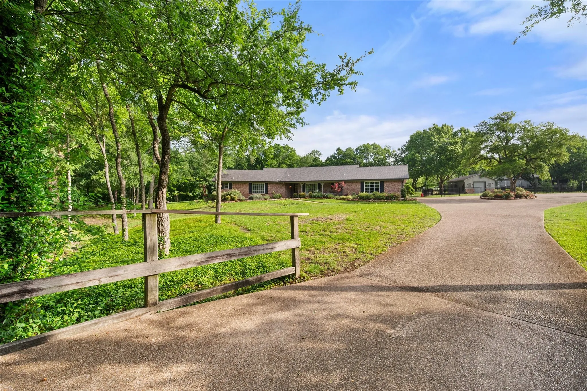 Single Family Residence For Sale in Navarro County , 3725 County Road 0004, Corsicana, Texas 75110, 4 Bedroom, 3 Bathroom, 2 Garage spaces, 2,340 Sqft, built in 1970, mls#21235623, Real Estate Agent in Corsicana, Homes For Sale in Navarro county, Homes For Sale in Corsicana, Realtor in Corsicana Texas, Real Estate Brokerage Independent Realty Texas, Luminita Cordes Realtor