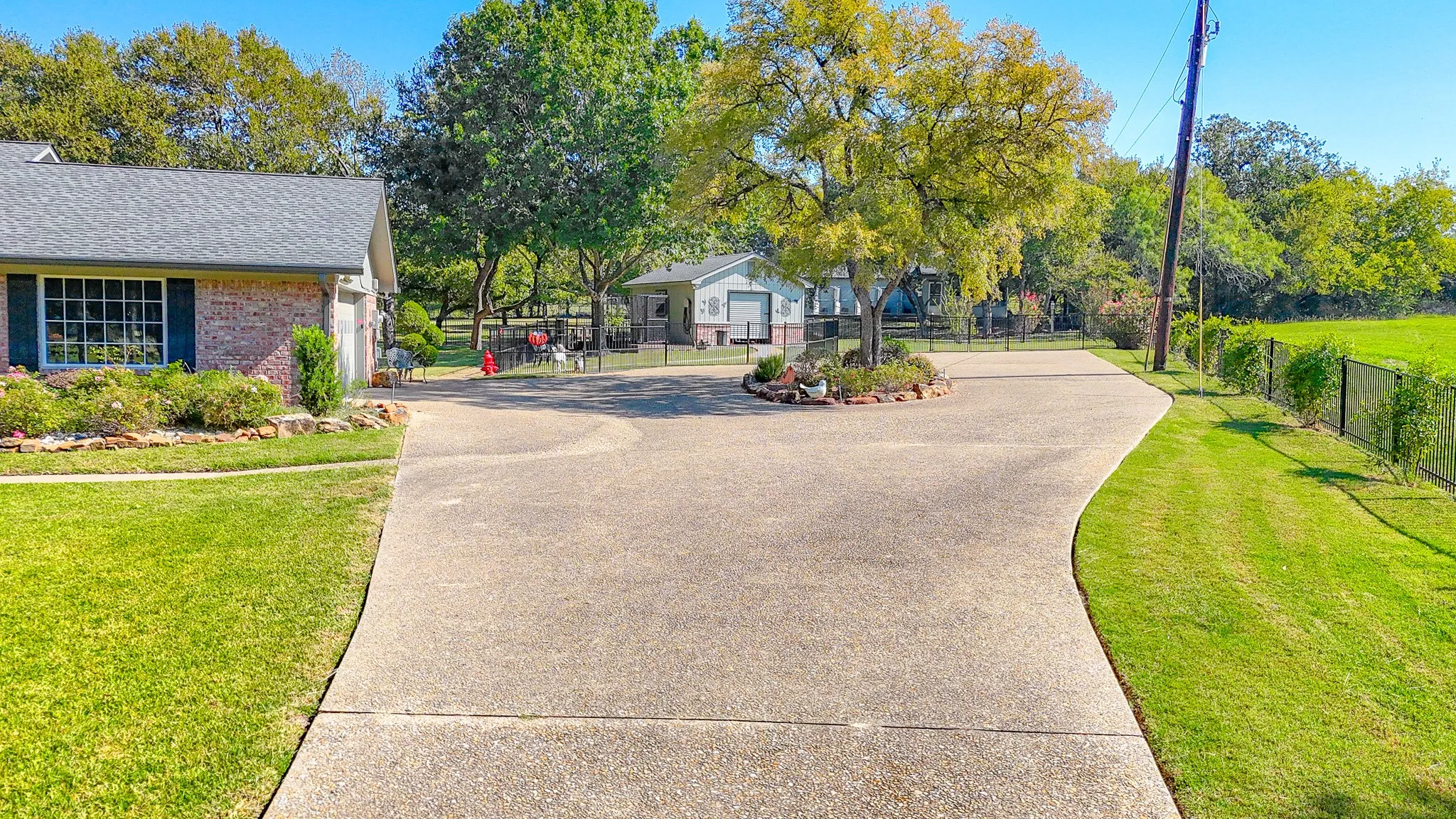 Single Family Residence For Sale in Navarro County , 3725 County Road 0004, Corsicana, Texas 75110, 4 Bedroom, 3 Bathroom, 2 Garage spaces, 2,340 Sqft, built in 1970, mls#21235623, Real Estate Agent in Corsicana, Homes For Sale in Navarro county, Homes For Sale in Corsicana, Realtor in Corsicana Texas, Real Estate Brokerage Independent Realty Texas, Luminita Cordes Realtor