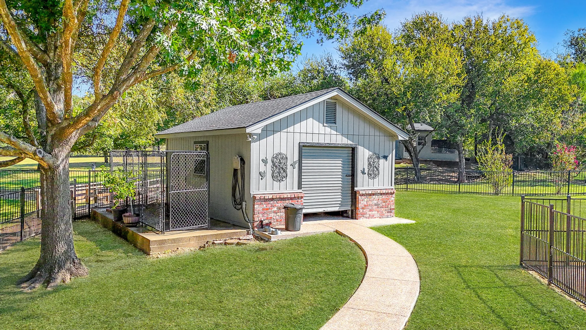 Single Family Residence For Sale in Navarro County , 3725 County Road 0004, Corsicana, Texas 75110, 4 Bedroom, 3 Bathroom, 2 Garage spaces, 2,340 Sqft, built in 1970, mls#21235623, Real Estate Agent in Corsicana, Homes For Sale in Navarro county, Homes For Sale in Corsicana, Realtor in Corsicana Texas, Real Estate Brokerage Independent Realty Texas, Luminita Cordes Realtor
