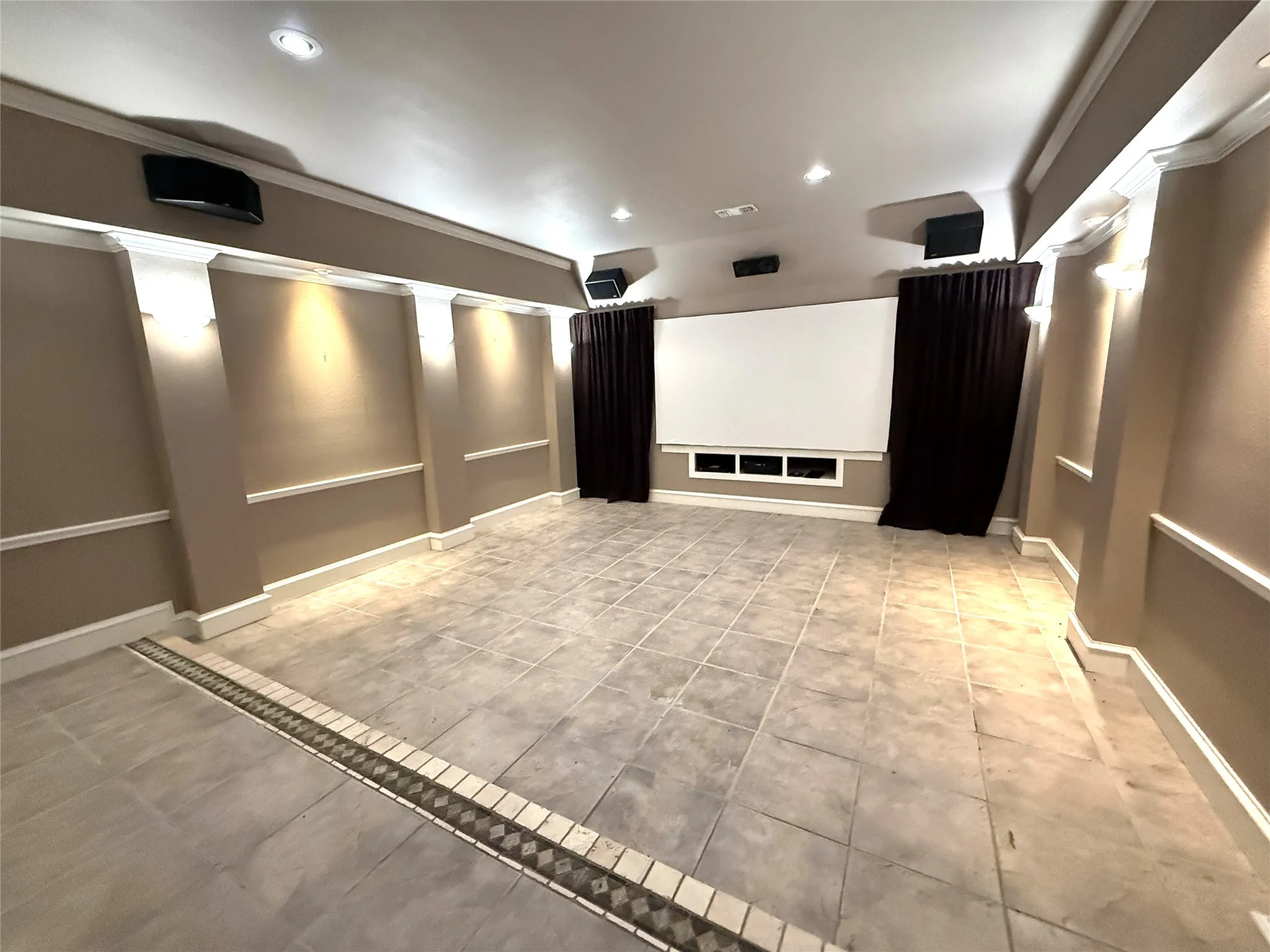 Single Family Residence For Sale in Titus County , 890 County Road 3240, Mt Pleasant, Texas 75455, 4 Bedroom, 5 Bathroom, 3 Garage spaces, 7,692 Sqft, built in 2002, Price $1,895,000, mls#21232776, Real Estate Agent in Mt Pleasant, Homes For Sale in Titus county, Homes For Sale in Mt Pleasant, Realtor in Mt Pleasant Texas, Real Estate Brokerage Independent Realty Texas, Luminita Cordes Realtor