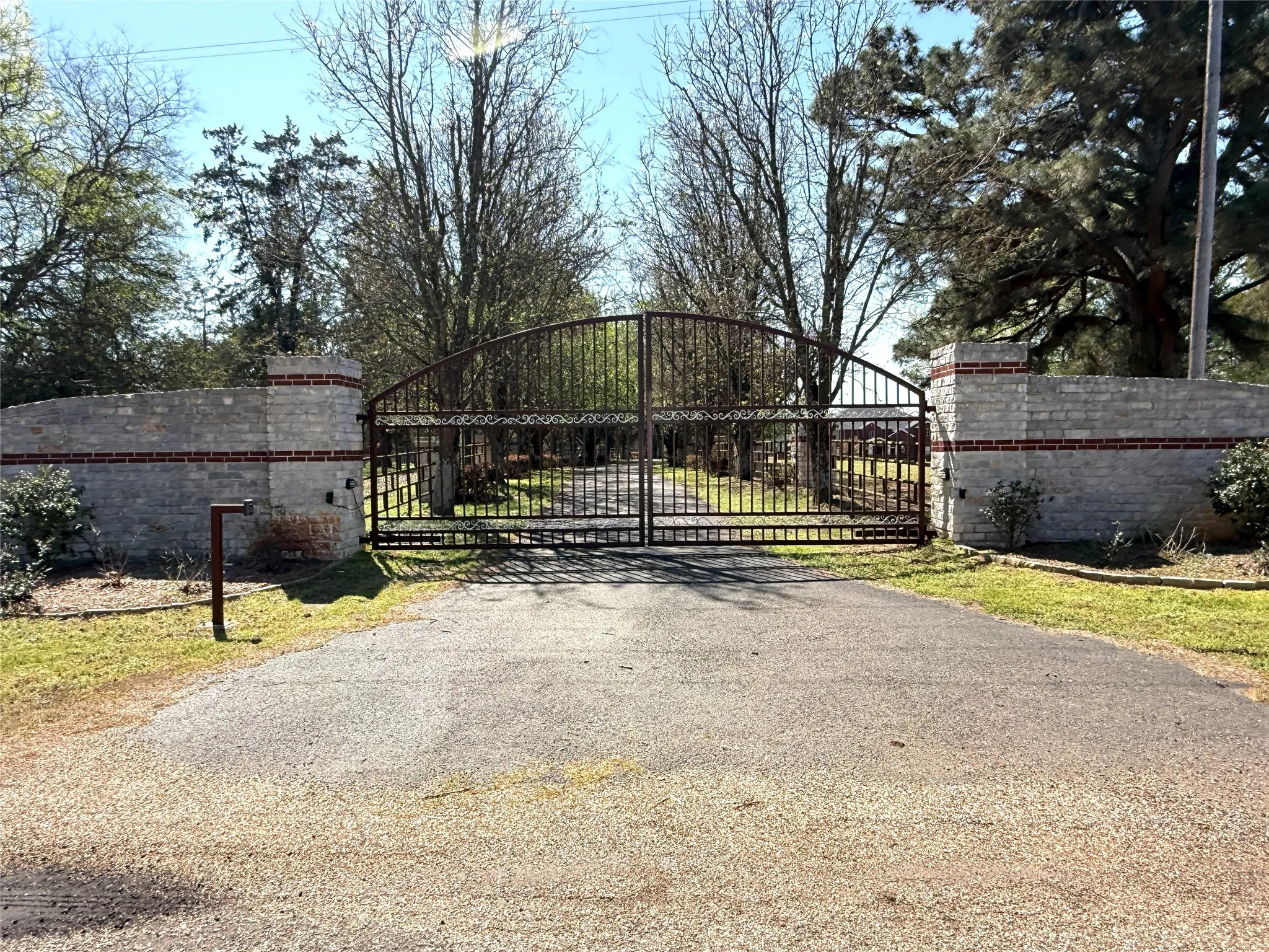Single Family Residence For Sale in Titus County , 890 County Road 3240, Mt Pleasant, Texas 75455, 4 Bedroom, 5 Bathroom, 3 Garage spaces, 7,692 Sqft, built in 2002, Price $1,895,000, mls#21232776, Real Estate Agent in Mt Pleasant, Homes For Sale in Titus county, Homes For Sale in Mt Pleasant, Realtor in Mt Pleasant Texas, Real Estate Brokerage Independent Realty Texas, Luminita Cordes Realtor