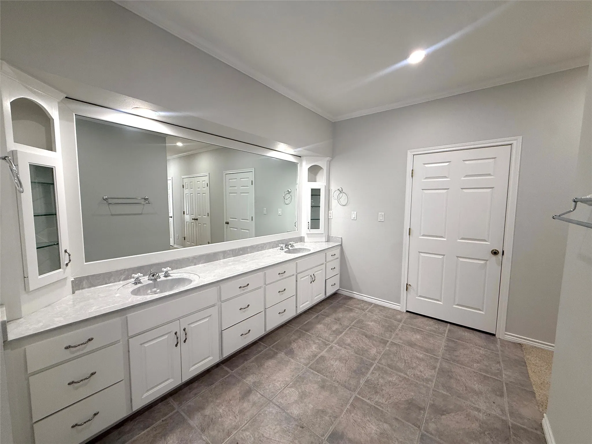 Single Family Residence For Sale in Titus County , 890 County Road 3240, Mt Pleasant, Texas 75455, 4 Bedroom, 5 Bathroom, 3 Garage spaces, 7,692 Sqft, built in 2002, Price $1,895,000, mls#21232776, Real Estate Agent in Mt Pleasant, Homes For Sale in Titus county, Homes For Sale in Mt Pleasant, Realtor in Mt Pleasant Texas, Real Estate Brokerage Independent Realty Texas, Luminita Cordes Realtor