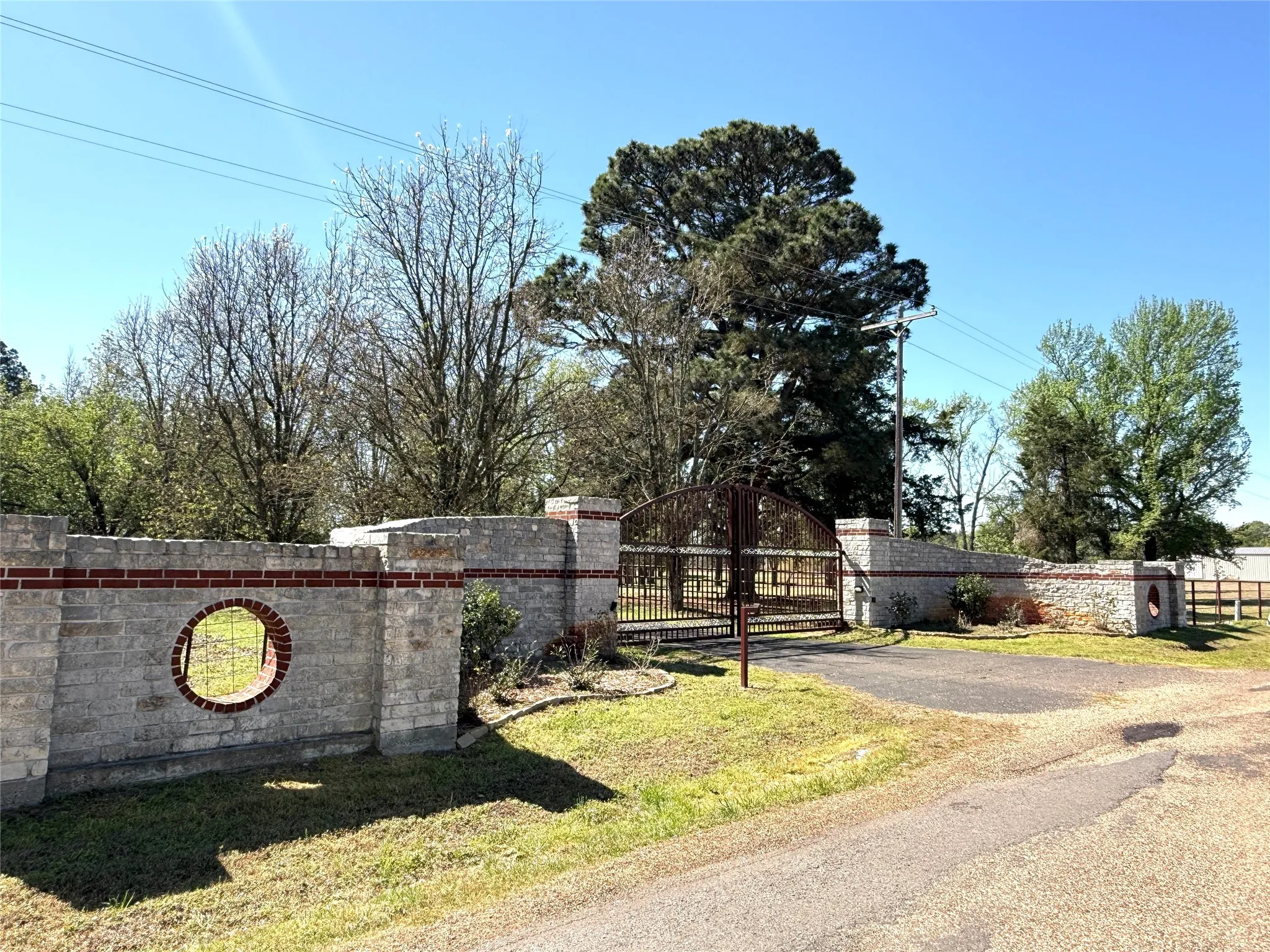 Single Family Residence For Sale in Titus County , 890 County Road 3240, Mt Pleasant, Texas 75455, 4 Bedroom, 5 Bathroom, 3 Garage spaces, 7,692 Sqft, built in 2002, Price $1,895,000, mls#21232776, Real Estate Agent in Mt Pleasant, Homes For Sale in Titus county, Homes For Sale in Mt Pleasant, Realtor in Mt Pleasant Texas, Real Estate Brokerage Independent Realty Texas, Luminita Cordes Realtor