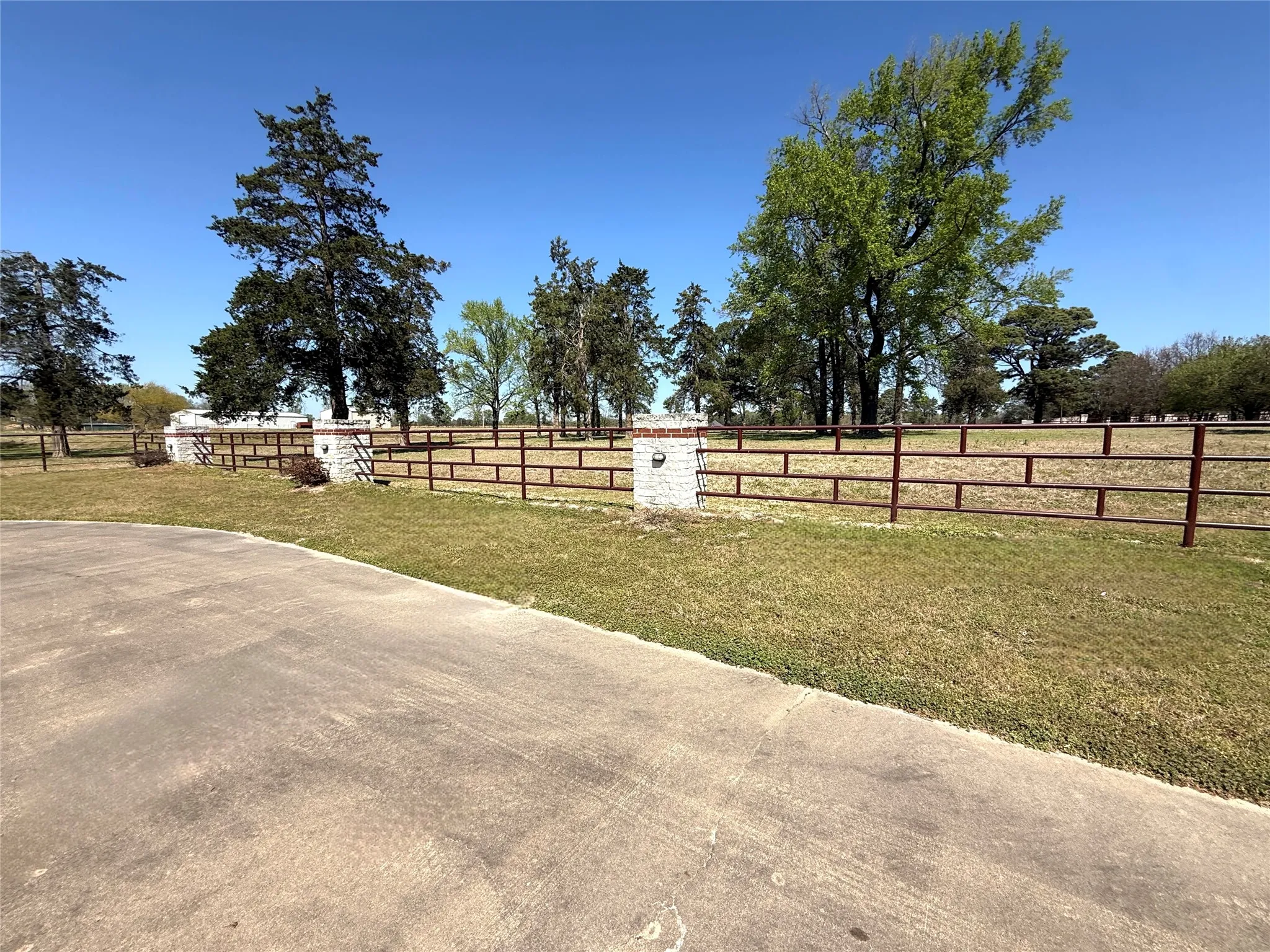 Single Family Residence For Sale in Titus County , 890 County Road 3240, Mt Pleasant, Texas 75455, 4 Bedroom, 5 Bathroom, 3 Garage spaces, 7,692 Sqft, built in 2002, Price $1,895,000, mls#21232776, Real Estate Agent in Mt Pleasant, Homes For Sale in Titus county, Homes For Sale in Mt Pleasant, Realtor in Mt Pleasant Texas, Real Estate Brokerage Independent Realty Texas, Luminita Cordes Realtor