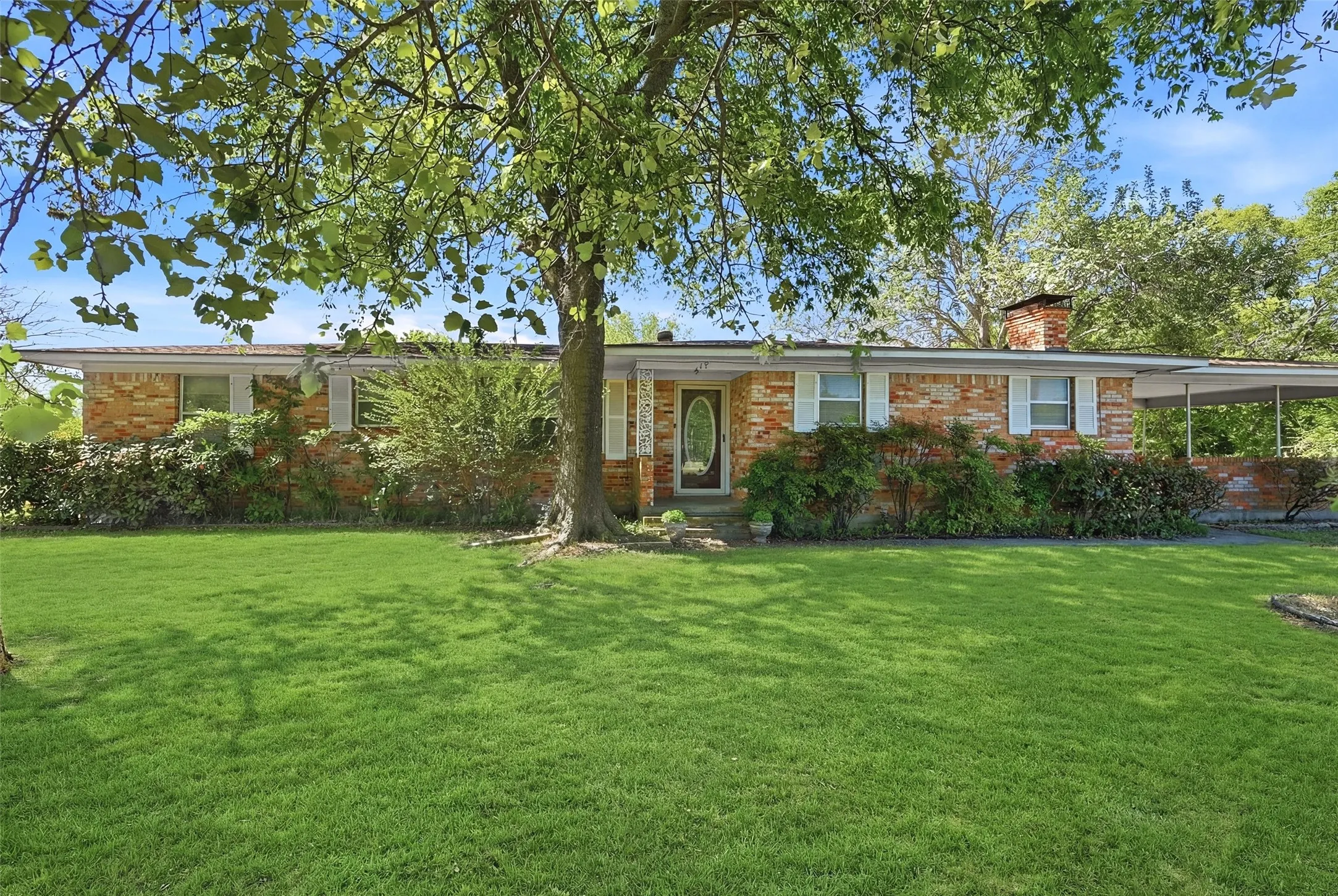 Single Family Residence For Sale in Fannin County , 619 W Hayes Street, Savoy, Texas 75479, 4 Bedroom, 2 Bathroom, Garage spaces, 1,734 Sqft, built in 1964, Preowned, mls#21226591, Real Estate Agent in Savoy, Homes For Sale in Fannin county, Homes For Sale in Savoy, Realtor in Savoy Texas, Real Estate Brokerage Independent Realty Texas, Luminita Cordes Realtor