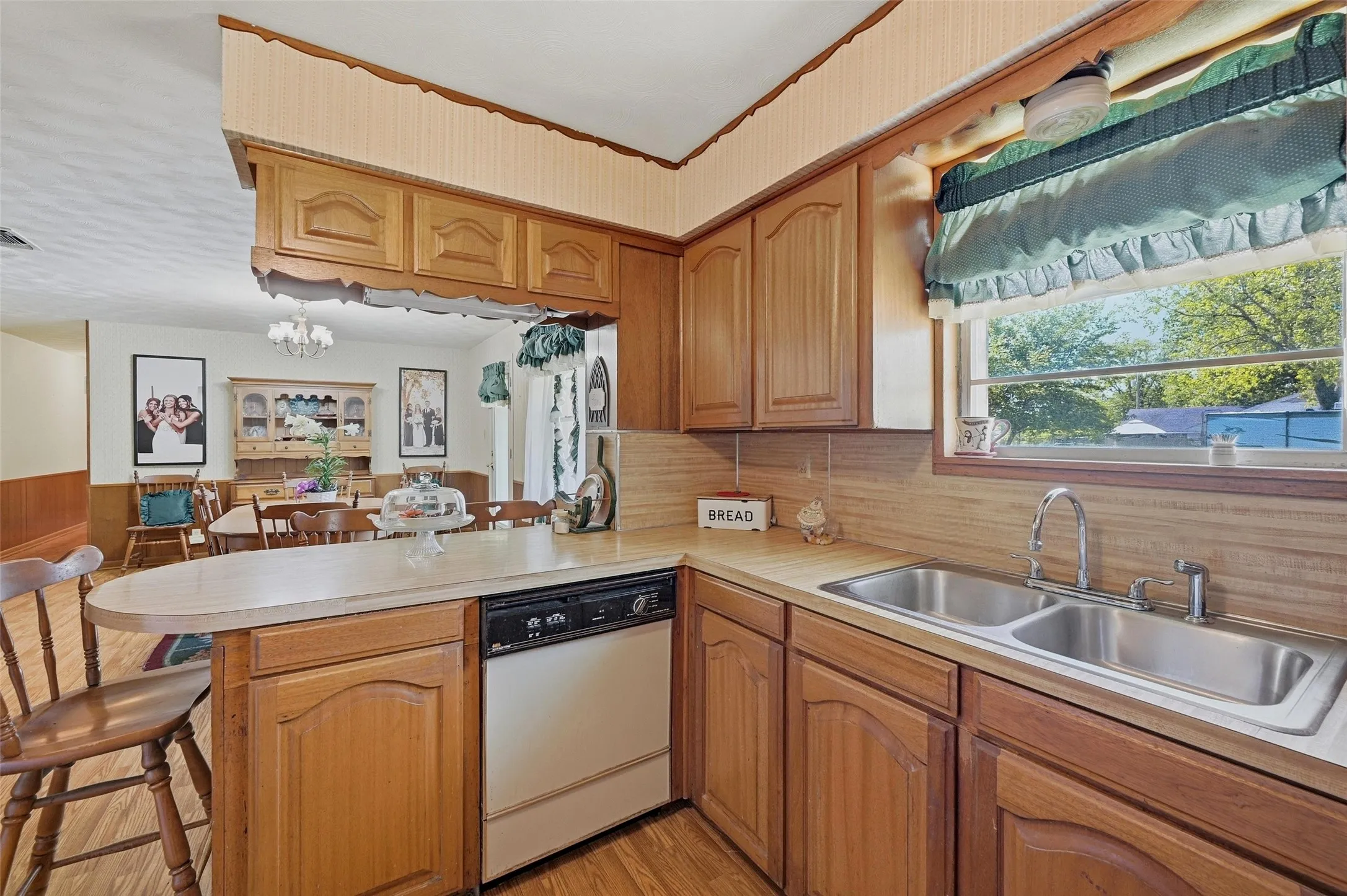 Single Family Residence For Sale in Fannin County , 619 W Hayes Street, Savoy, Texas 75479, 4 Bedroom, 2 Bathroom, Garage spaces, 1,734 Sqft, built in 1964, Preowned, mls#21226591, Real Estate Agent in Savoy, Homes For Sale in Fannin county, Homes For Sale in Savoy, Realtor in Savoy Texas, Real Estate Brokerage Independent Realty Texas, Luminita Cordes Realtor